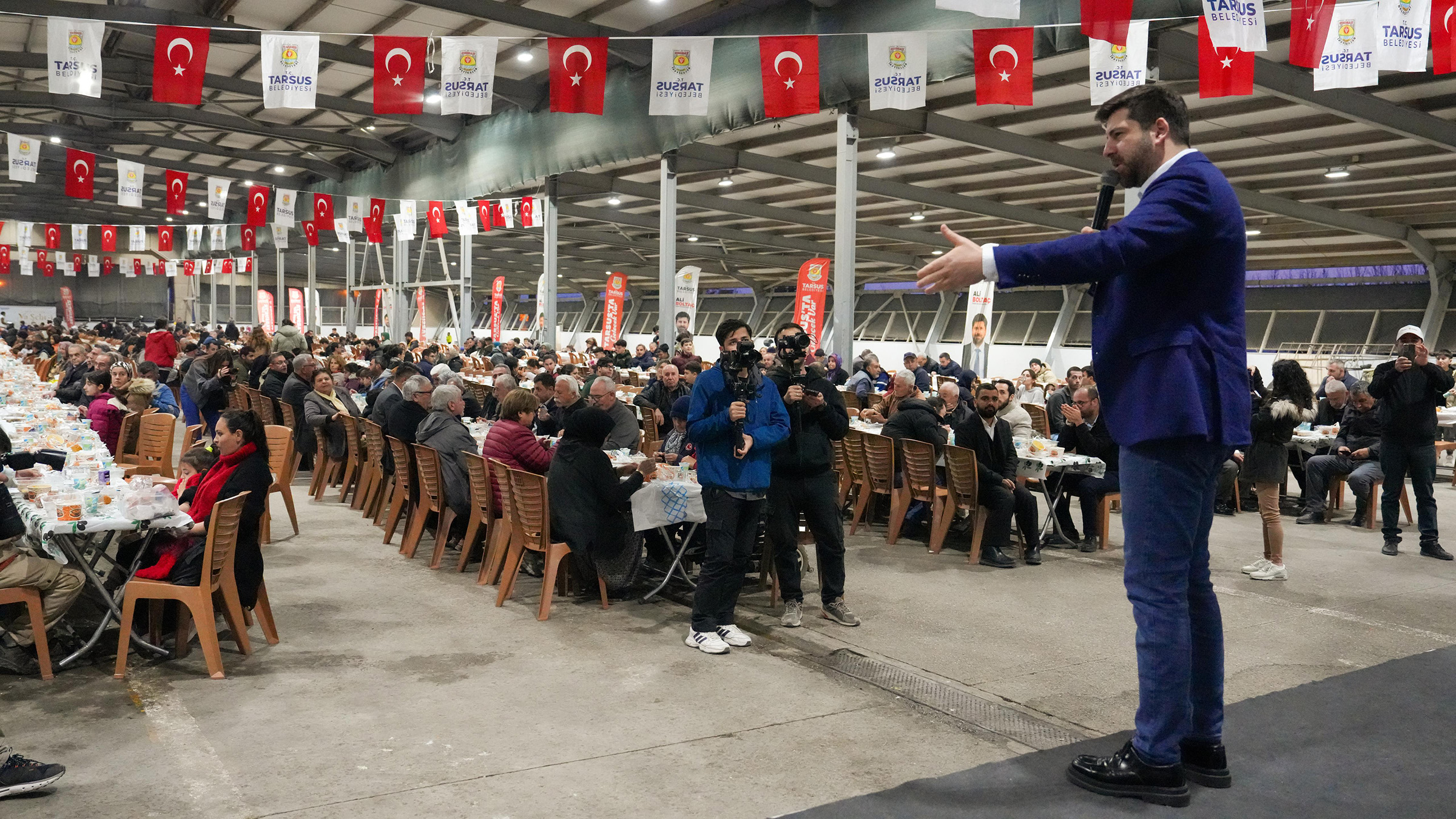 TARSUS’TA RAMAZAN COŞKUSU: YÜZLERCE KİŞİ AYNI SOFRADA
