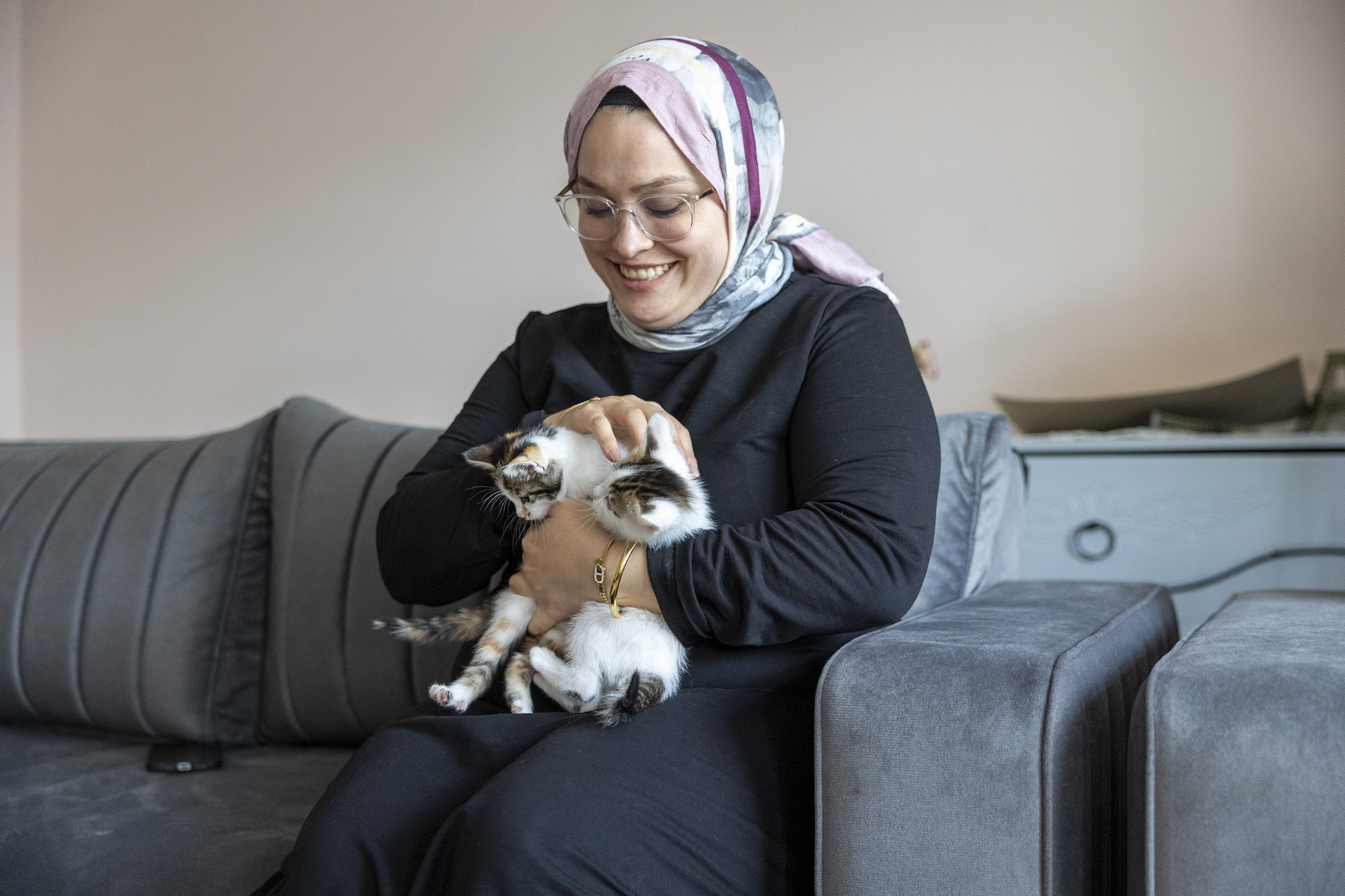 ALACA VE YAVRULARININ CAMİ AVLUSUNDA BAŞLAYAN HİKAYESİ SEVGİYLE DEVAM EDİYOR