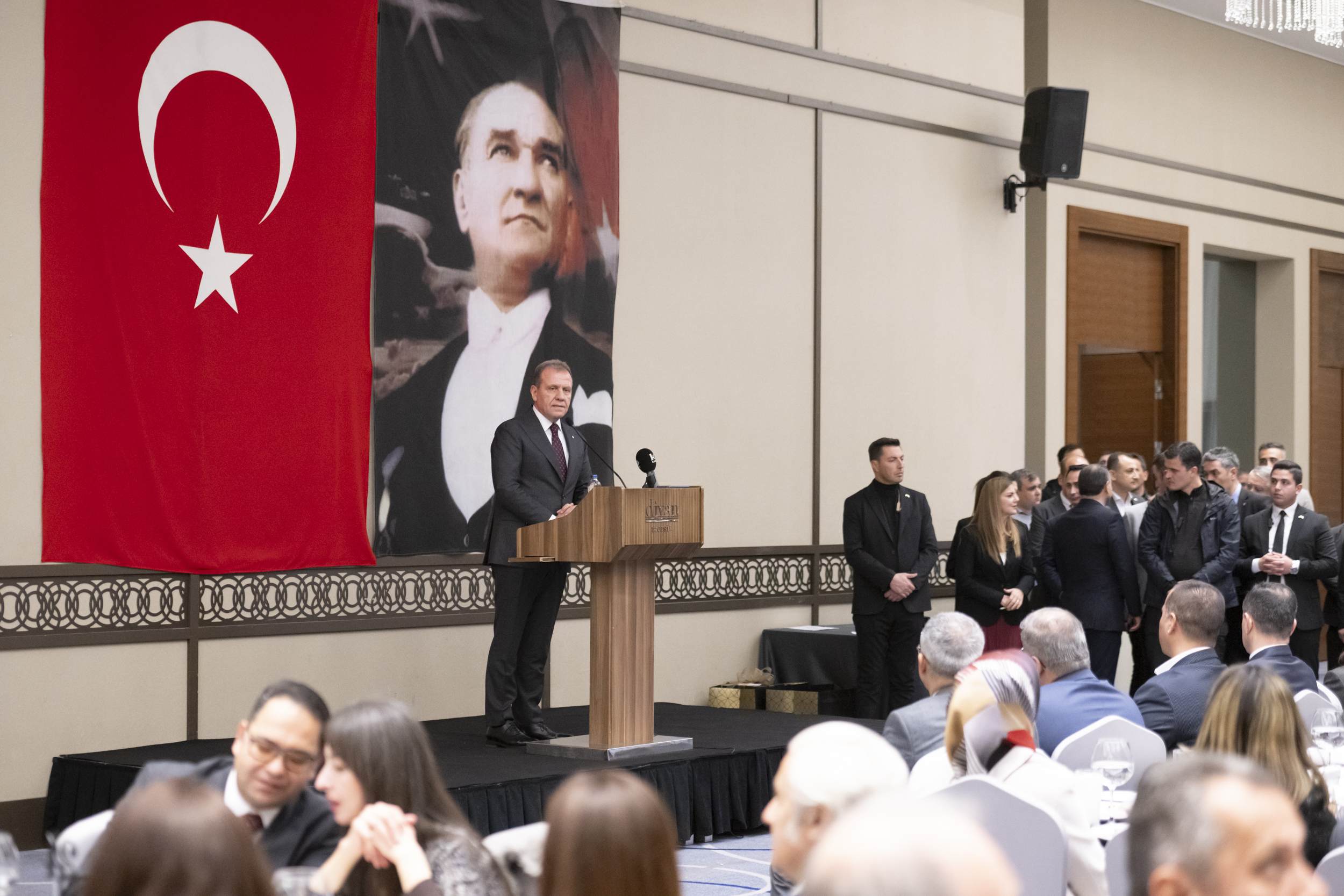BAŞKAN SEÇER VE MERAL SEÇER; MERSİN VALİSİ PEHLİVAN İÇİN DÜZENLENEN ‘VEDA YEMEĞİ’NE KATILDI