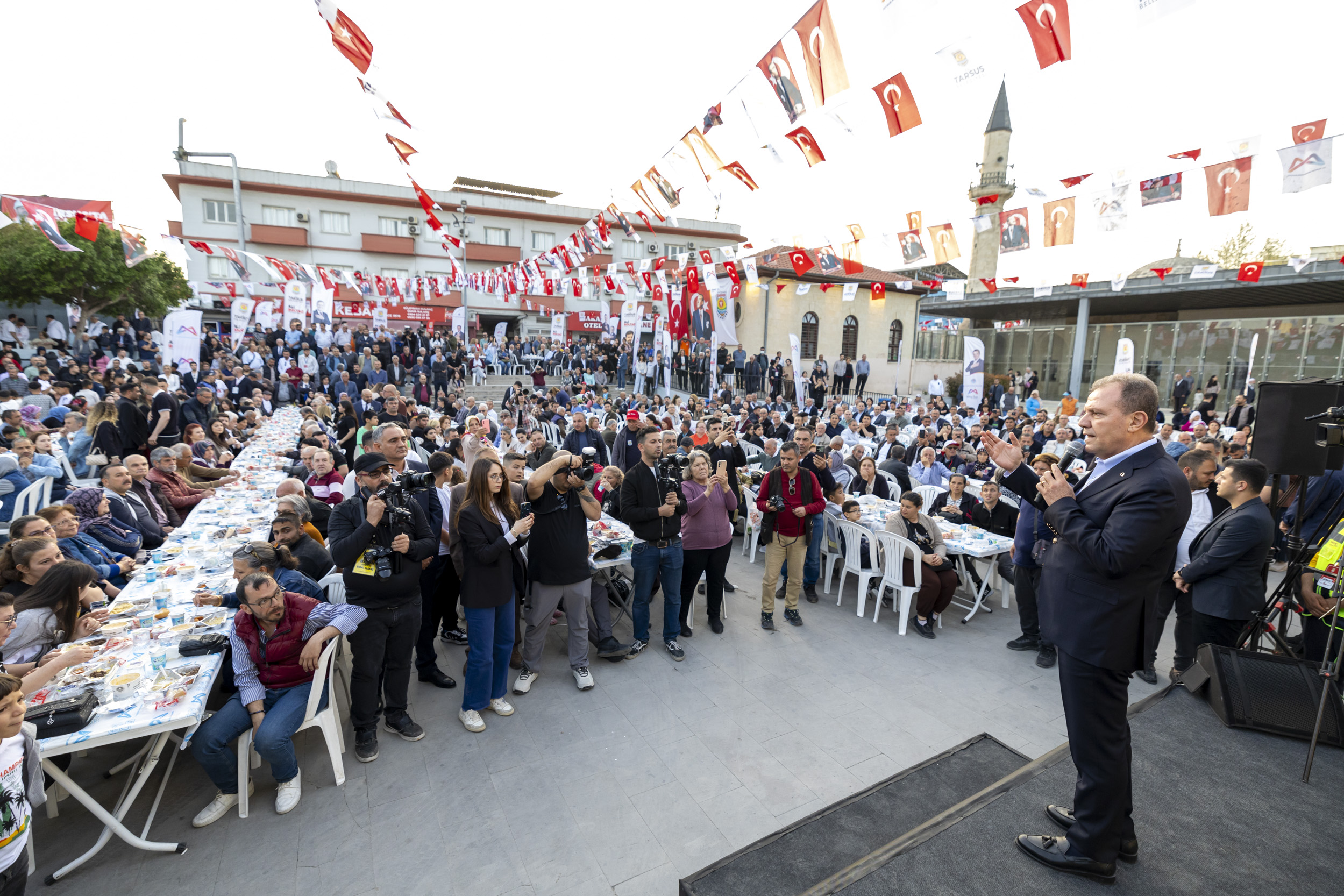 BAŞKAN SEÇER VE MERAL SEÇER, TARSUSLULARLA ‘BAYRAM SOFRASI'NDA BULUŞTU