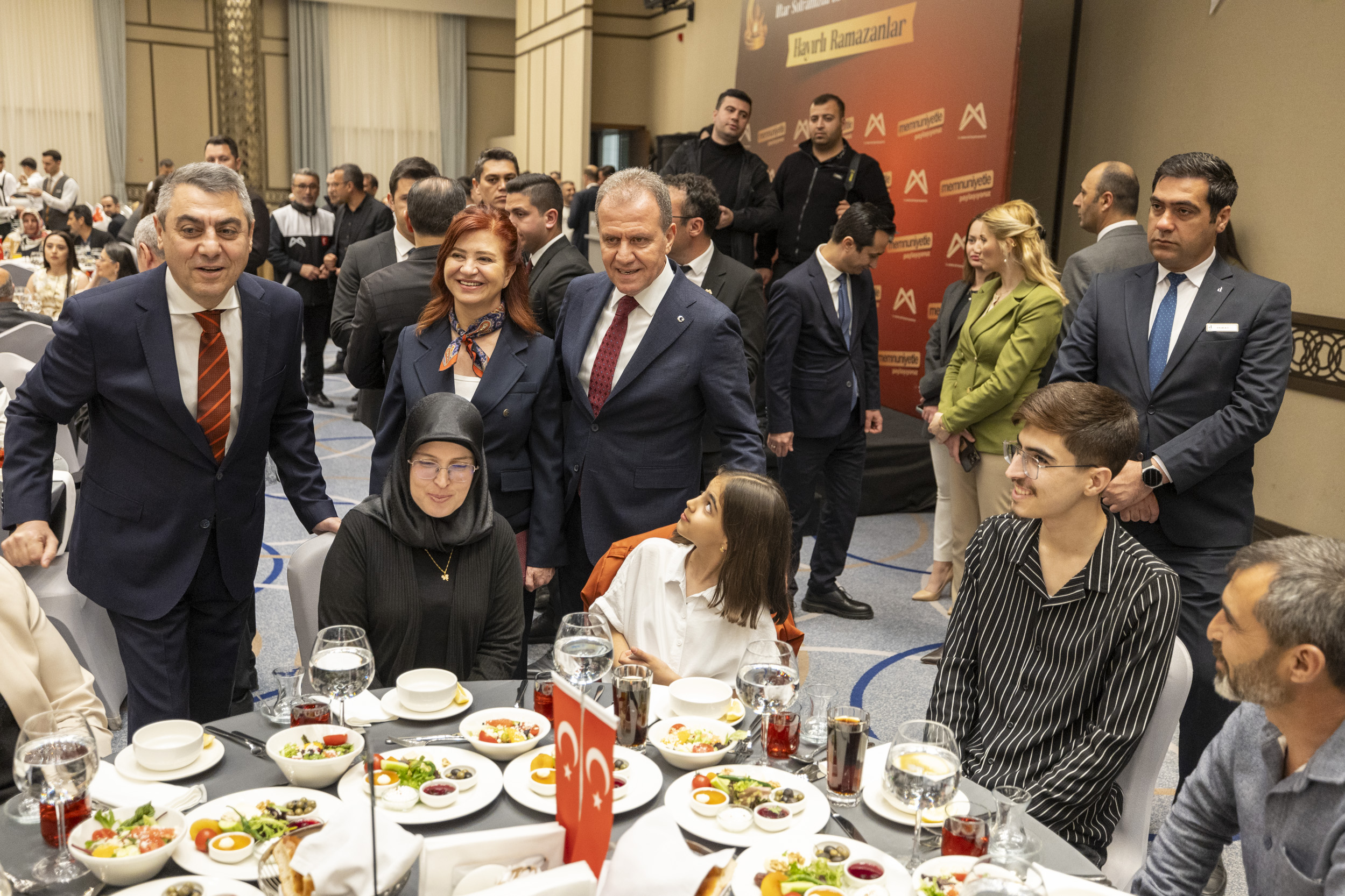 BAŞKAN SEÇER VE MERAL SEÇER, İFTARDA ŞEHİT AİLELERİ, GAZİLER VE GAZİ AİLELERİ İLE BİR ARAYA GELDİ