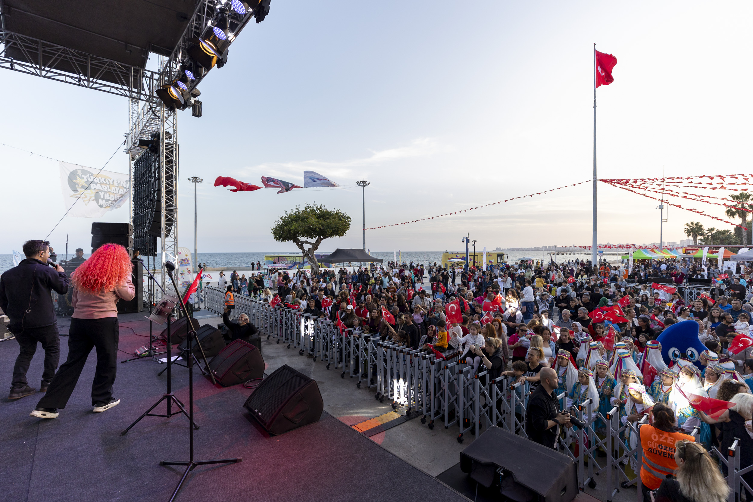 BÜYÜKŞEHİR’İN KALPLERİ ISITAN FESTİVALİ 3. GÜNÜNDE DE RENGARENK GEÇTİ