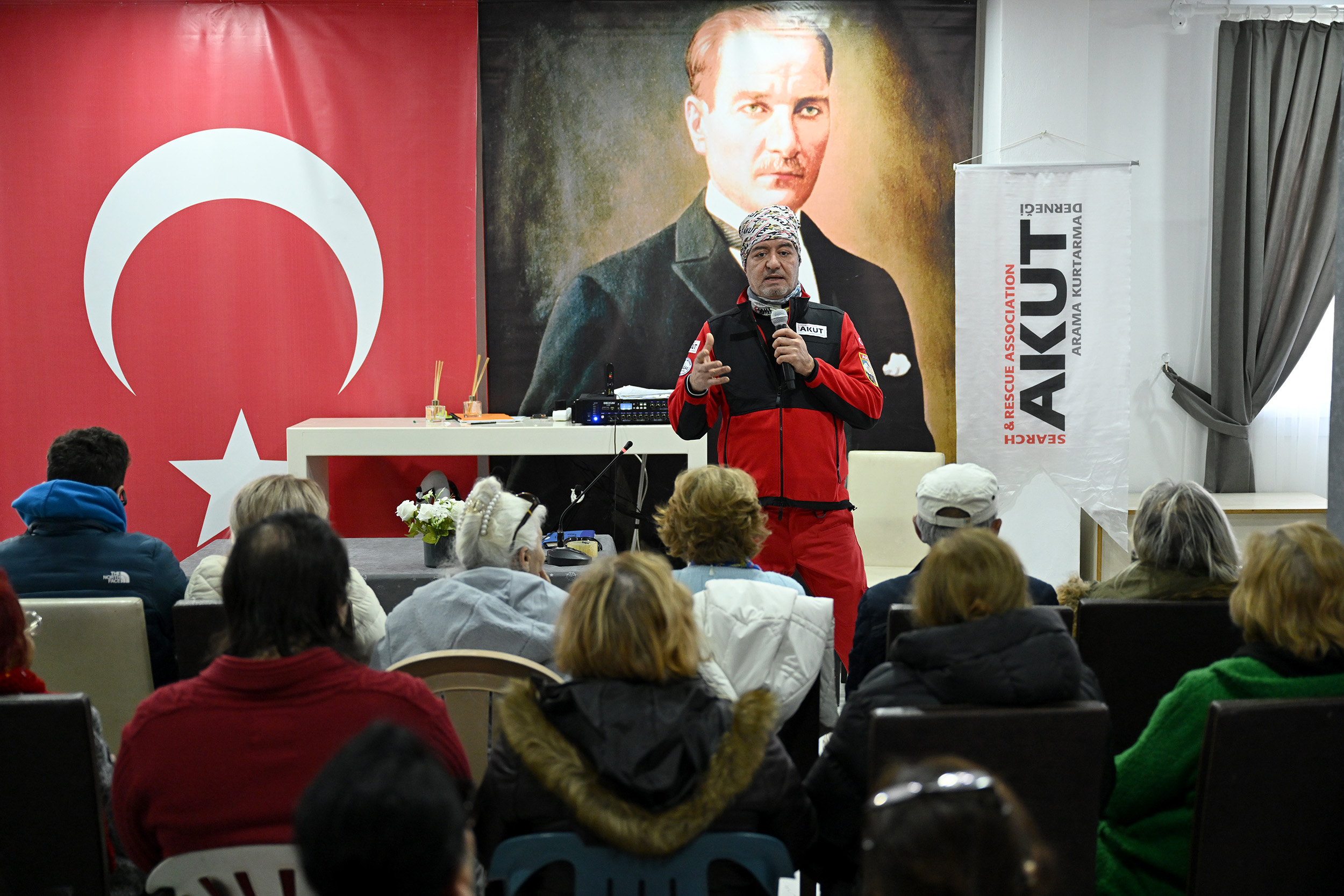 BÜYÜKŞEHİR İTFAİYESİ VATANDAŞLARI BİLİNÇLENDİRMEYE DEVAM EDİYOR