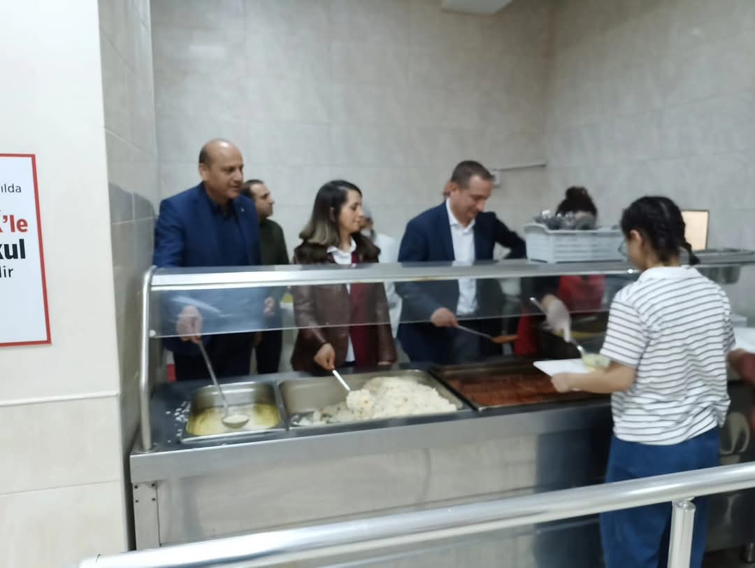 TARSUS KAYMAKAMI MEHMET ALİ AKYÜZ ÖĞRENCİLERLE İFTARINI AÇTI