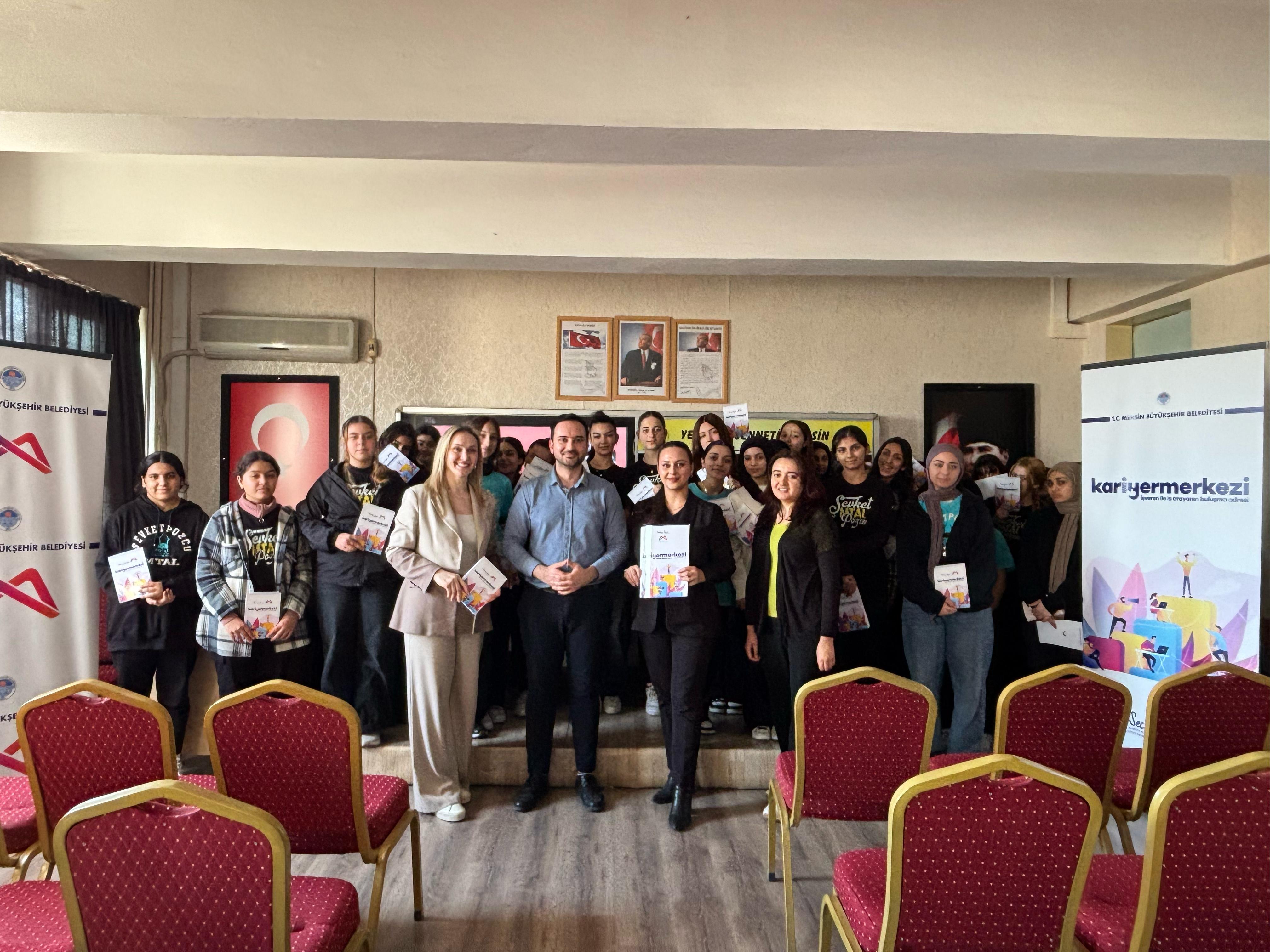 KARİYER MERKEZİ, ÖĞRENCİLERİN KARİYER YOLCULUĞUNA DESTEK OLMAYI SÜRDÜRÜYOR