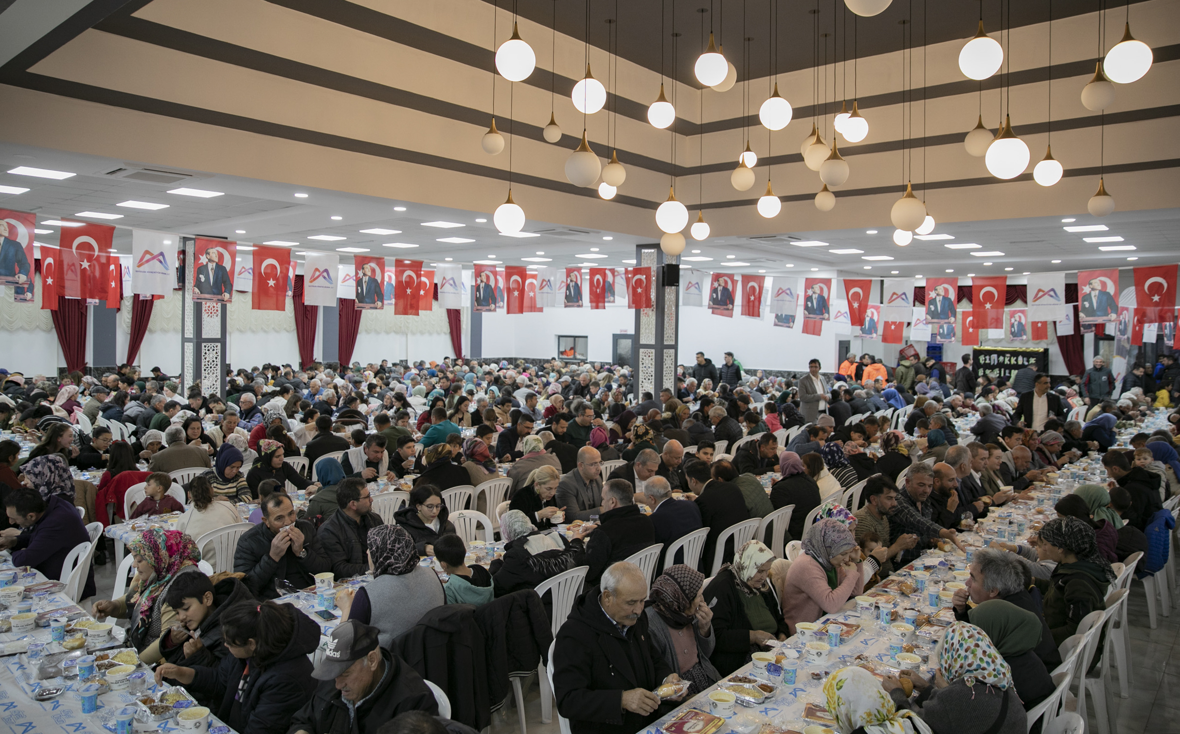 MERSİN BÜYÜKŞEHİR BELEDİYESİ’NDEN AYDINCIK’TA GÖNÜLLERİ ISITAN İFTAR