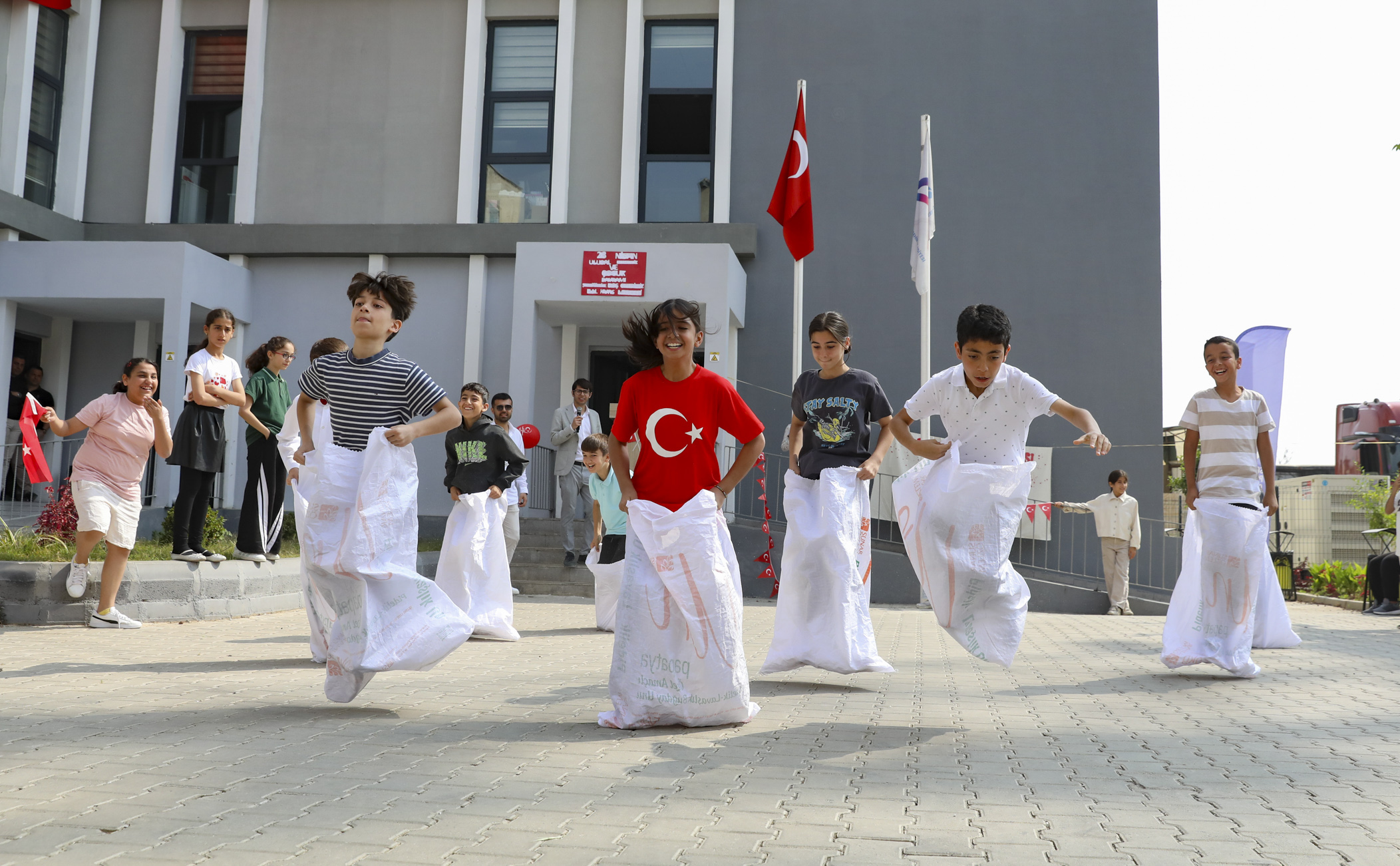 BÜYÜKŞEHİR’İN KALPLERİ ISITAN FESTİVALİ 3. GÜNÜNDE DE RENGARENK GEÇTİ