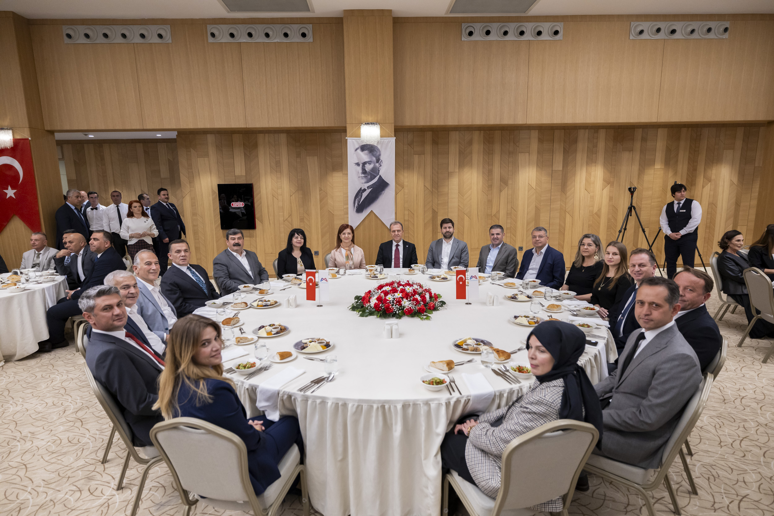 BAŞKAN SEÇER, İLÇE BELEDİYE BAŞKANLARI, MECLİS ÜYELERİ VE EŞLERİYLE İFTAR PROGRAMINDA BİR ARAYA GELDİ