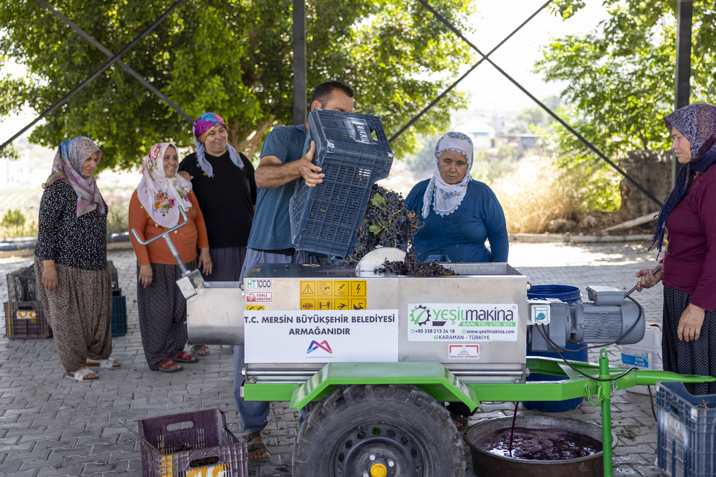 TARSUS SUCULAR MAHALLESİ’NE ÜZÜM SIKMA MAKİNESİ TESLİM EDİLDİ
