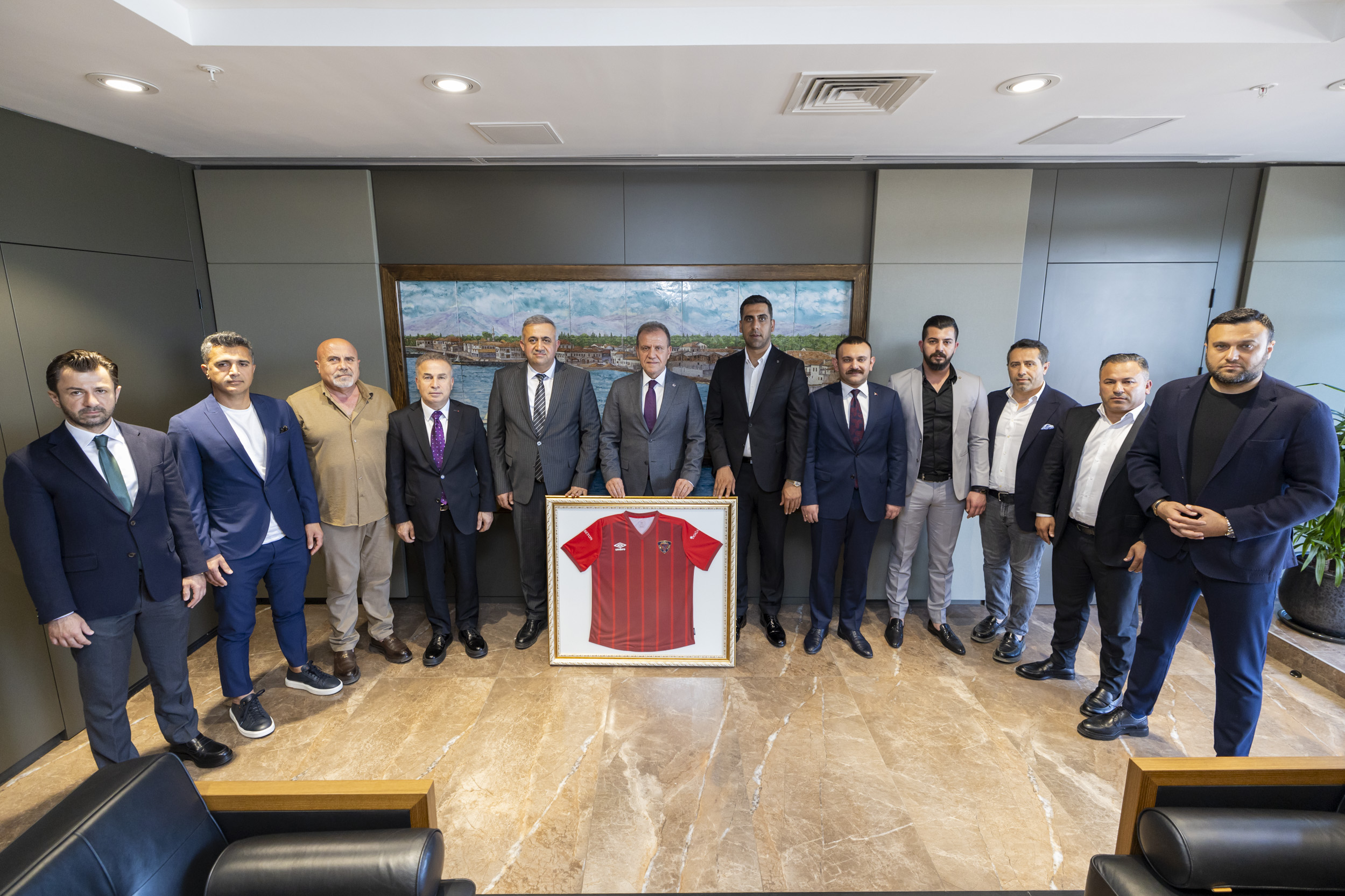 YENİ MERSİN İDMAN YURDU’NUN YENİ KULÜP BAŞKANI ÖZDEMİR VE YÖNETİM KURULU