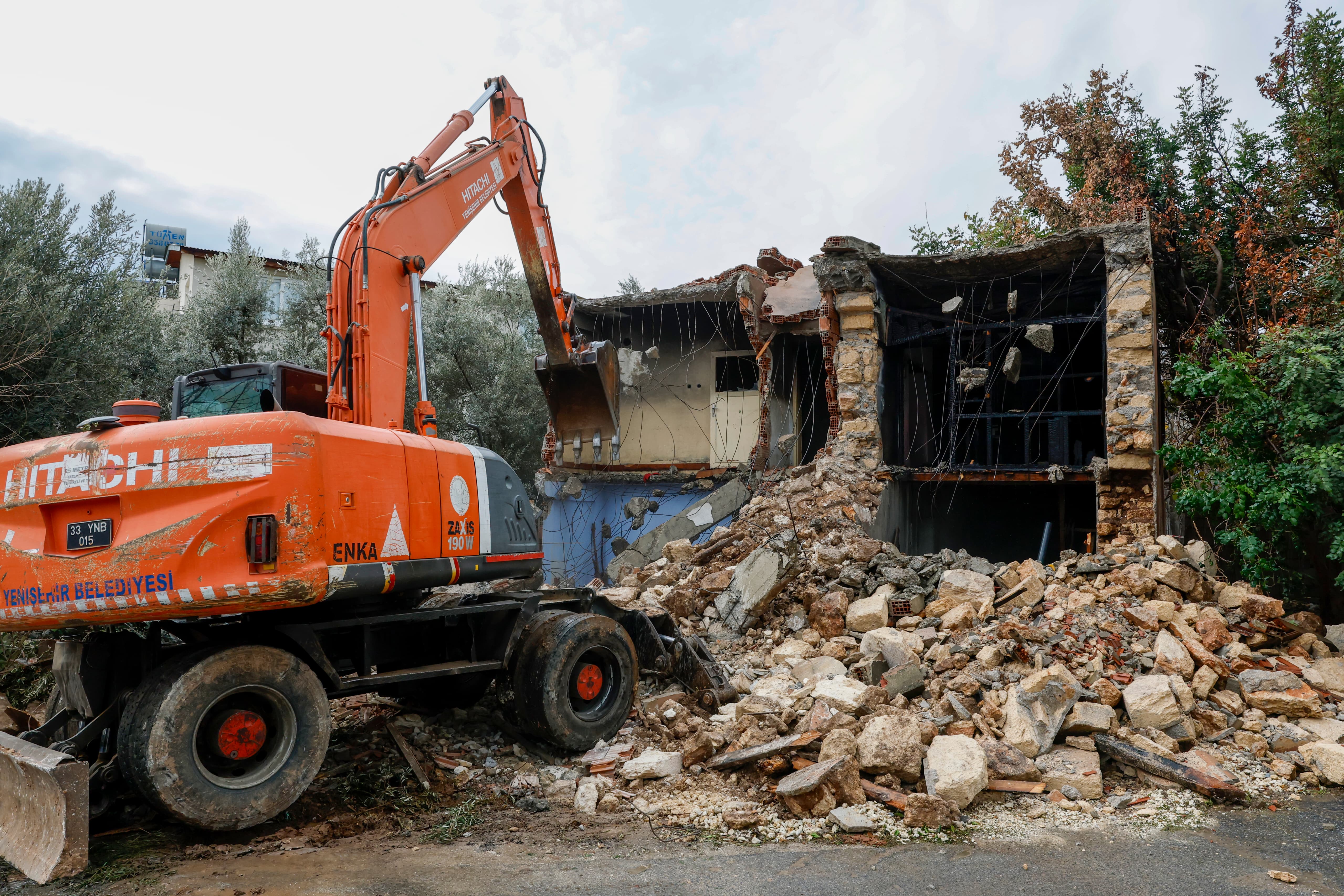 YENİŞEHİR BELEDİYESİ METRUK BİNALARI YIKMAYA DEVAM EDİYOR 