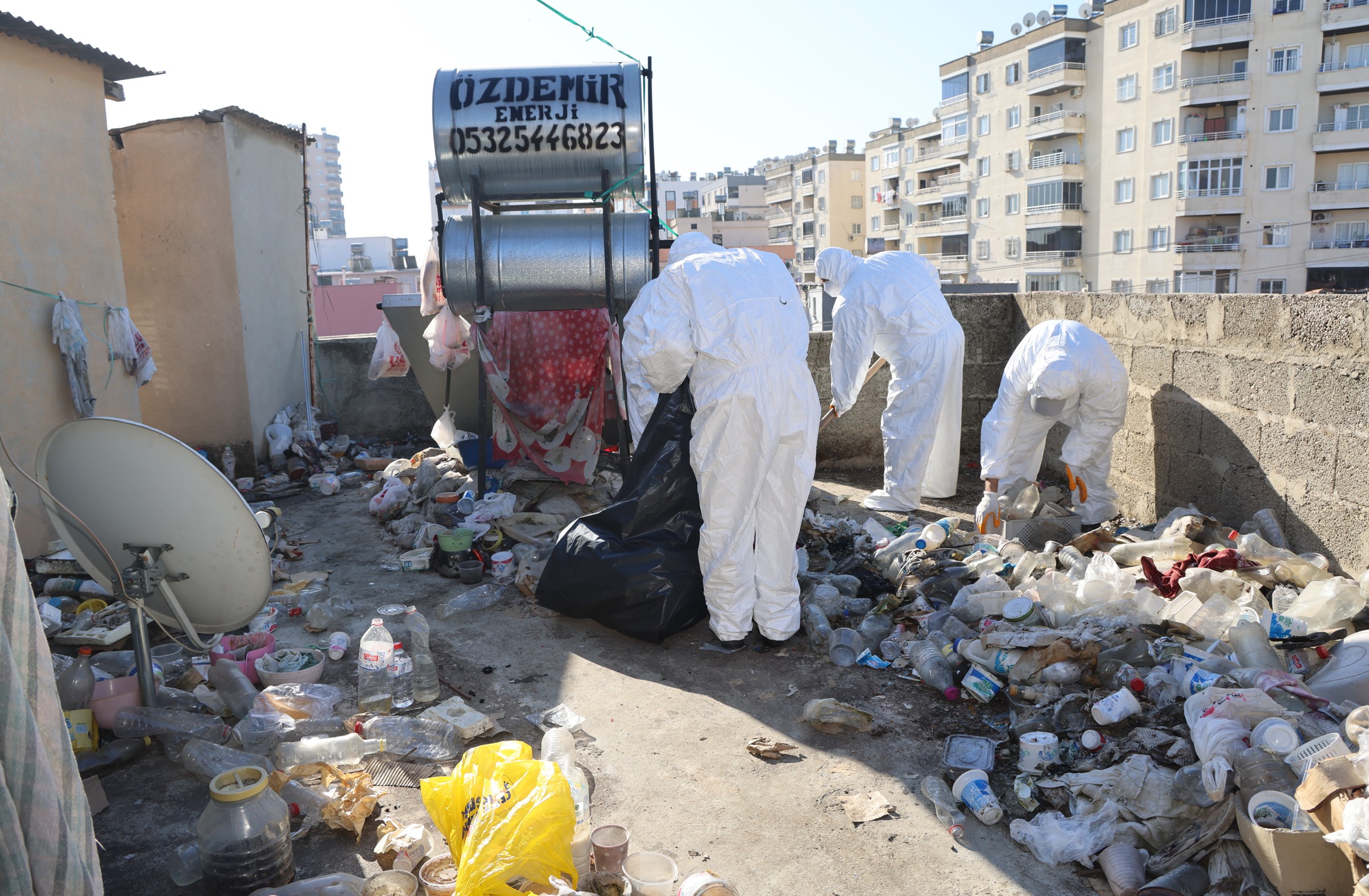 TOROSLAR'DA HALK SAĞLIĞINI TEHDİT EDEN ÇÖP EV TEMİZLENDİ