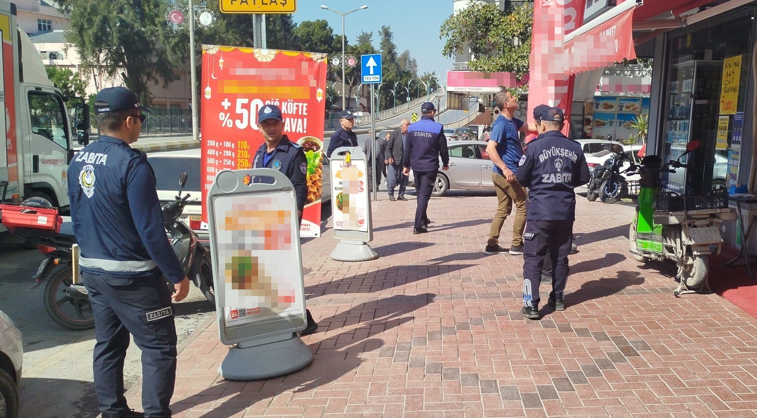 TARSUS’TA ZABITALARIN KALDIRIM İŞGALLERİNE KARŞI DENETİMLERİ DEVAM EDİYOR