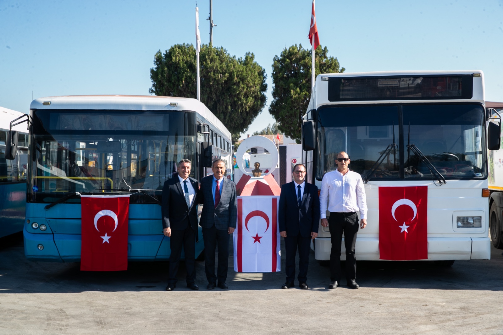 MERSİN BÜYÜKŞEHİR BELEDİYESİ'NİN GAZİMAĞUSA BELEDİYESİ'NE 2 OTOBÜS , 1 VAKUMLU YOL SÜPÜRME ARACI HİBE ETTİĞİ AÇIKLANDI 