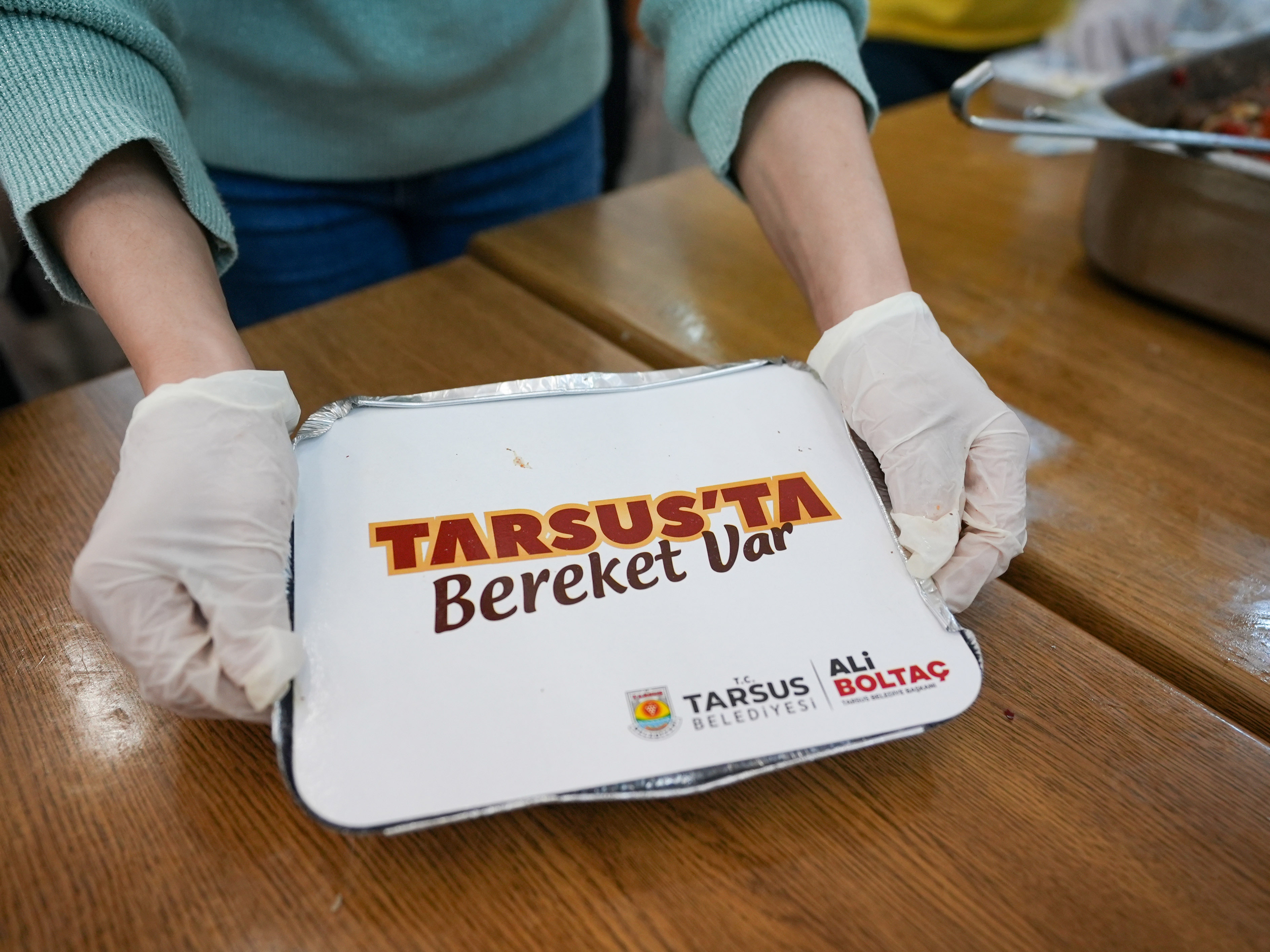 BAYRAM SOFRASI EVLERE TAŞINDI: 15 BİN KİŞİYE ULAŞAN DAYANIŞMA