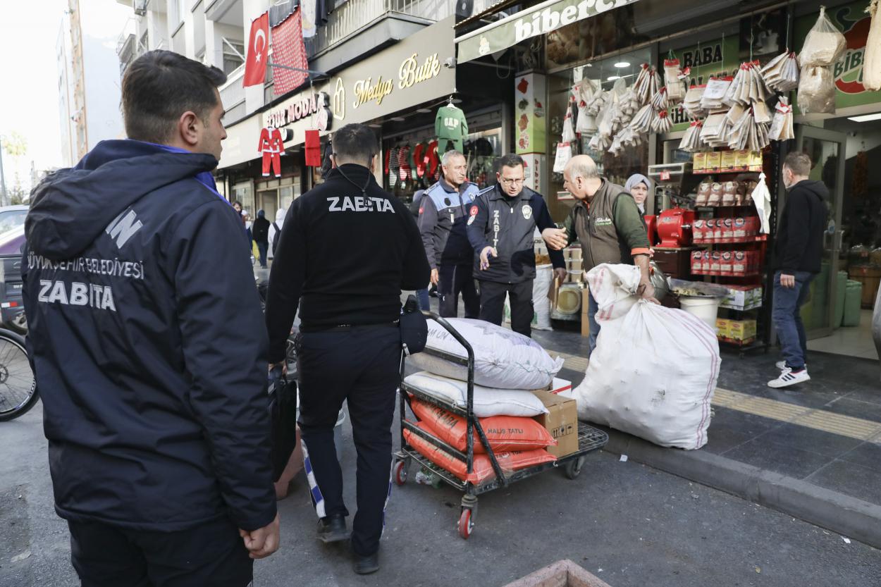 ZABITA EKİPLERİ KALDIRIM İŞGALİNE GEÇİT VERMİYOR