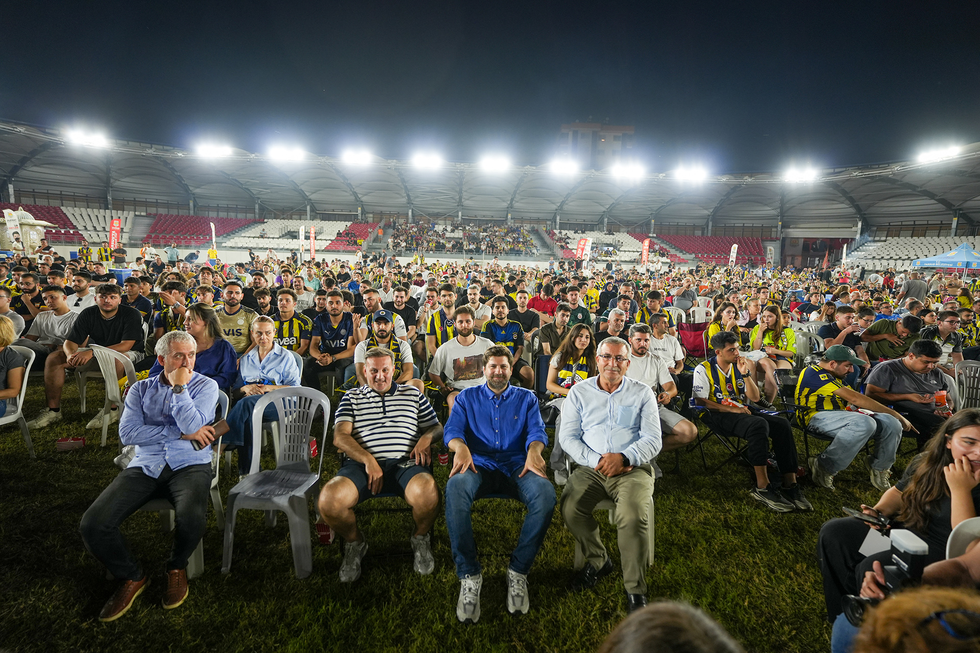 TARSUS’TA EUROLEAGUE COŞKUSU: BAŞKAN ALİ BOLTAÇ VATANDAŞLARLA MAÇI BİRLİKTE İZLEDİ 