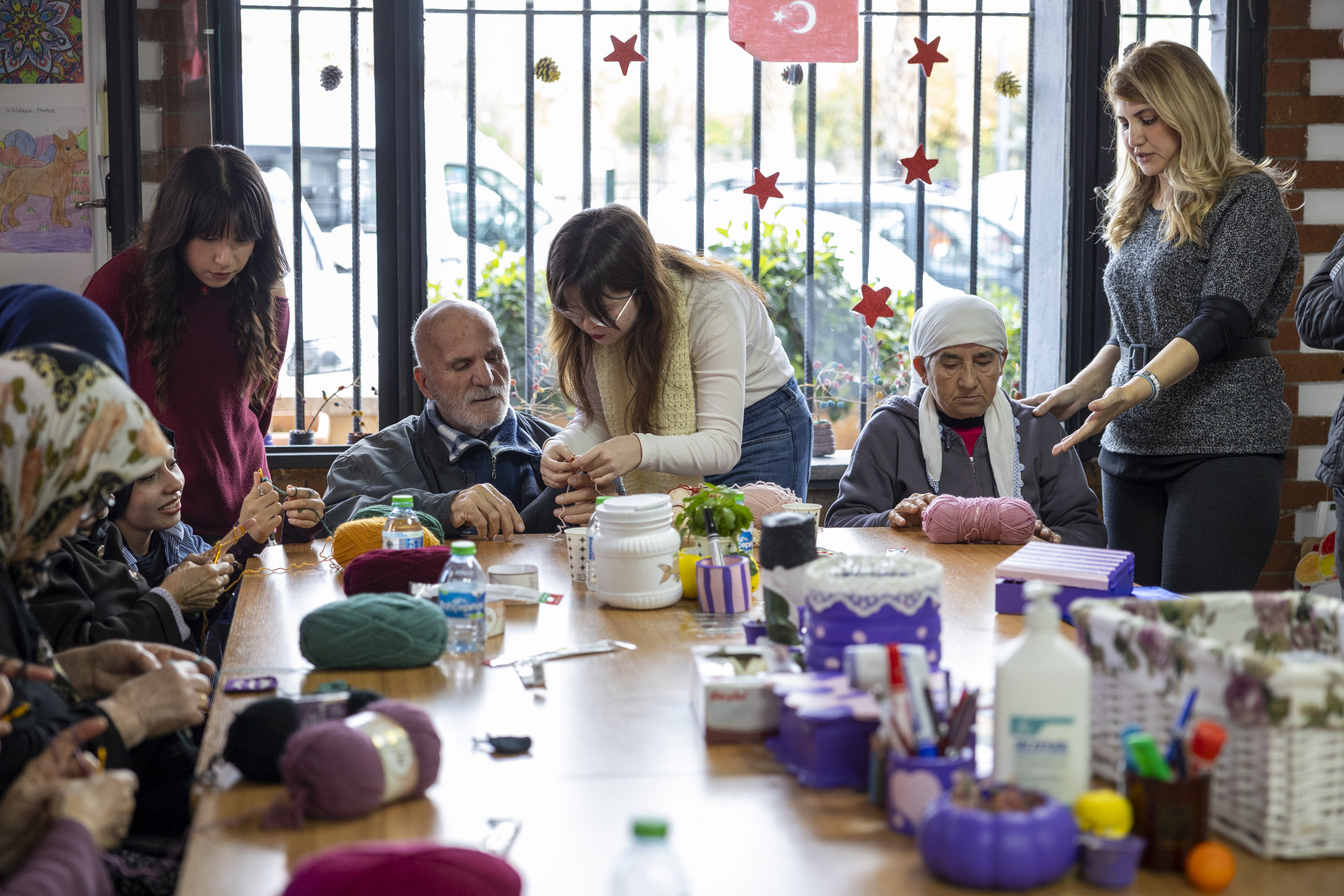 ALZHEİMER HASTALARI SANATLA BULUŞARAK GÜLÜMSEDİ