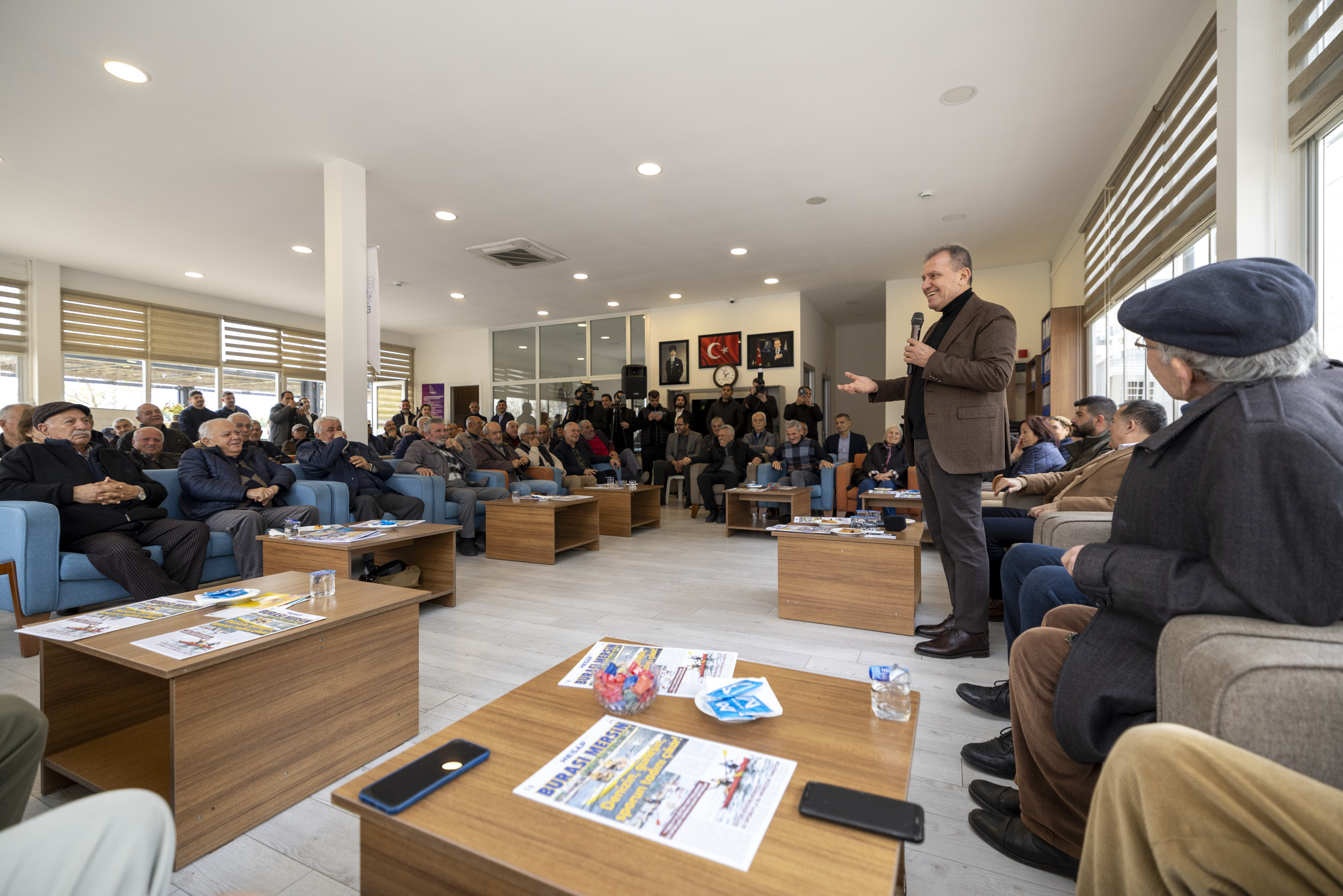 BAŞKAN SEÇER EMEKLİLERLE BİR ARAYA GELDİ: “ÜLKENİN KAYNAKLARINI KURUTTULAR, EMEKLİLERE AYIRACAK KAYNAKLARI KALMADI”