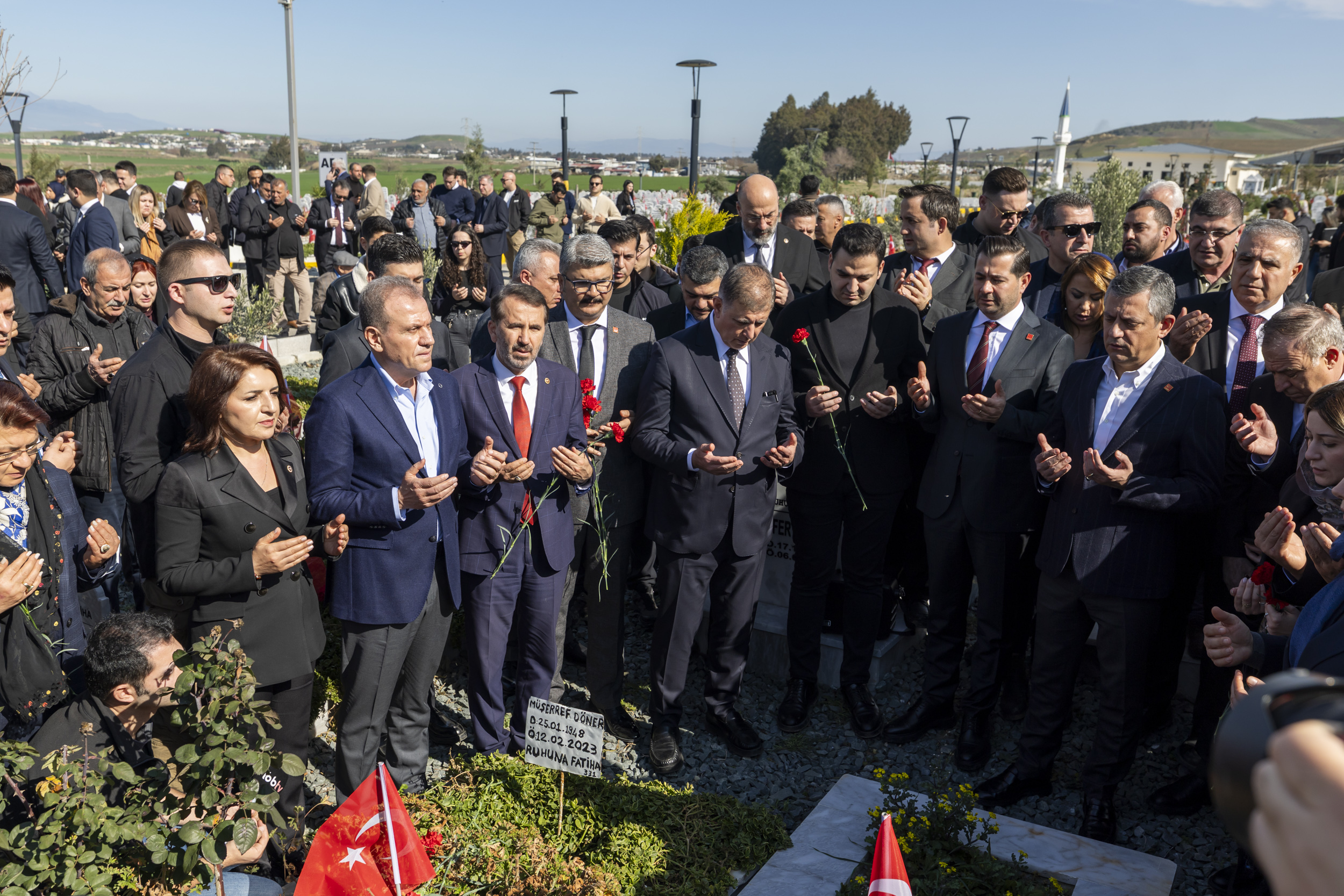 BAŞKAN SEÇER, 6 ŞUBAT DEPREMİNİN 3. YIL DÖNÜMÜNDE CHP GENEL BAŞKANI ÖZGÜR ÖZEL İLE HATAY’DA