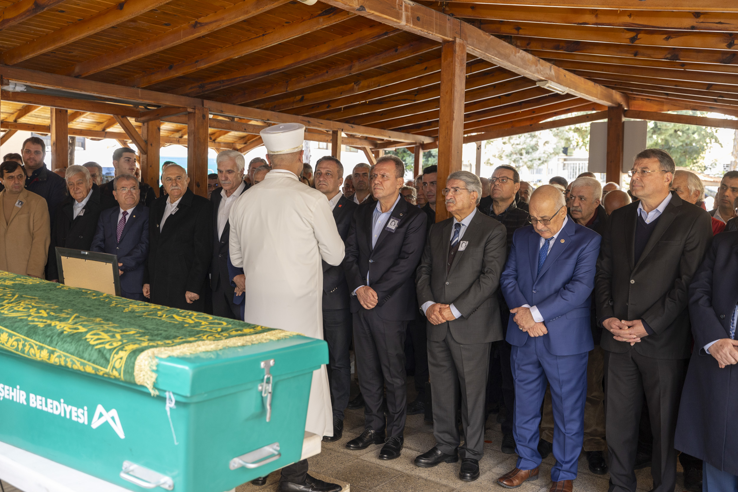 BAŞKAN SEÇER, ESKİ KÜLTÜR BAKANI VE CHP GEÇMİŞ DÖNEM MERSİN MİLLETVEKİLİ FİKRİ SAĞLAR’IN ANNESİNİN CENAZESİNE KATILDI