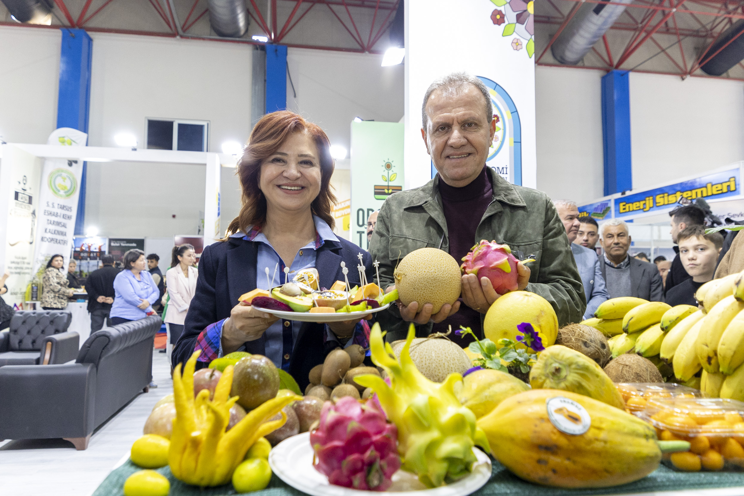 BAŞKAN SEÇER VE MERAL SEÇER, ‘MERSİN TARIM FUARI’NI ZİYARET ETTİ