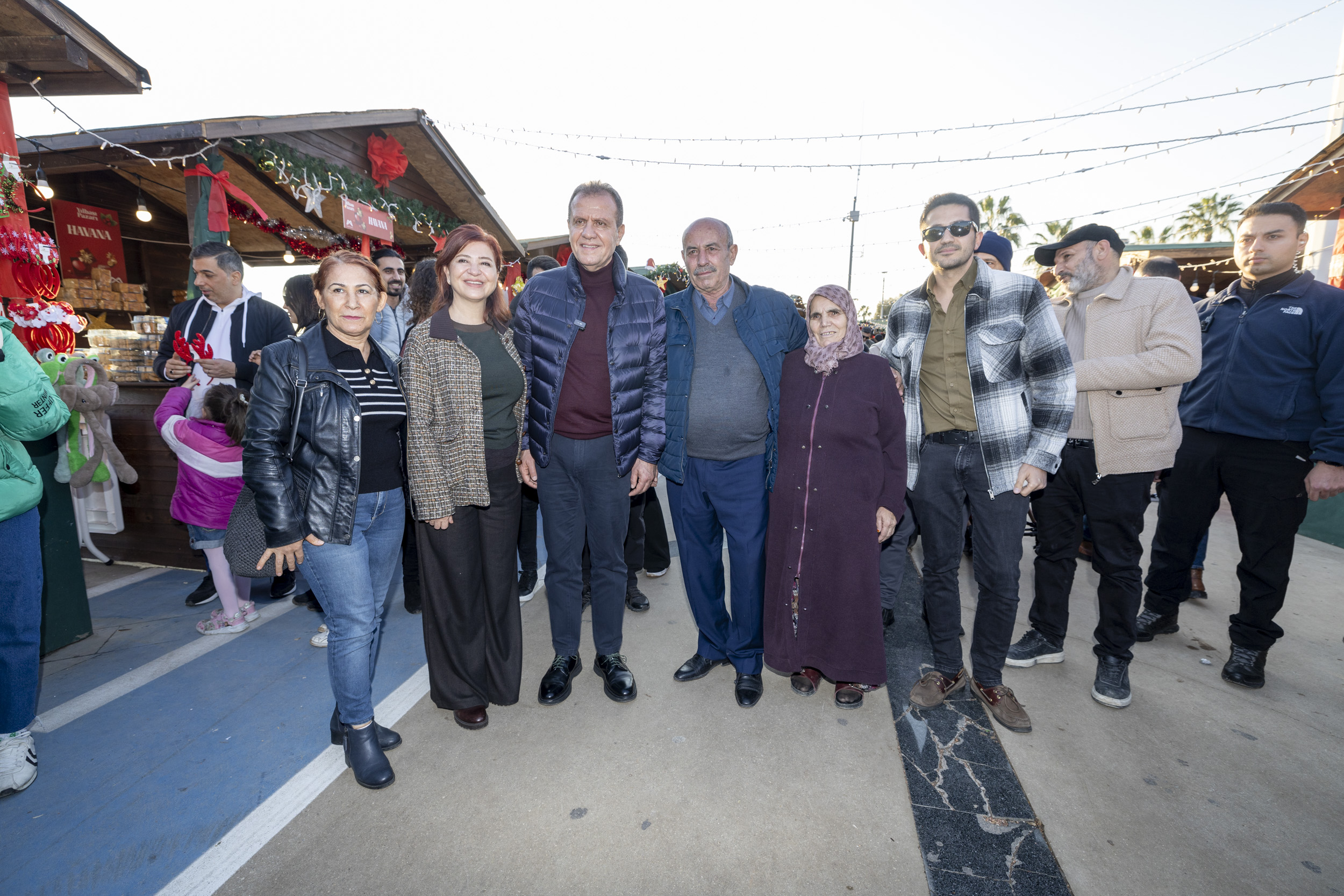 BAŞKAN SEÇER VE MERAL SEÇER, ‘YILBAŞI PAZARI’NI GEZDİ