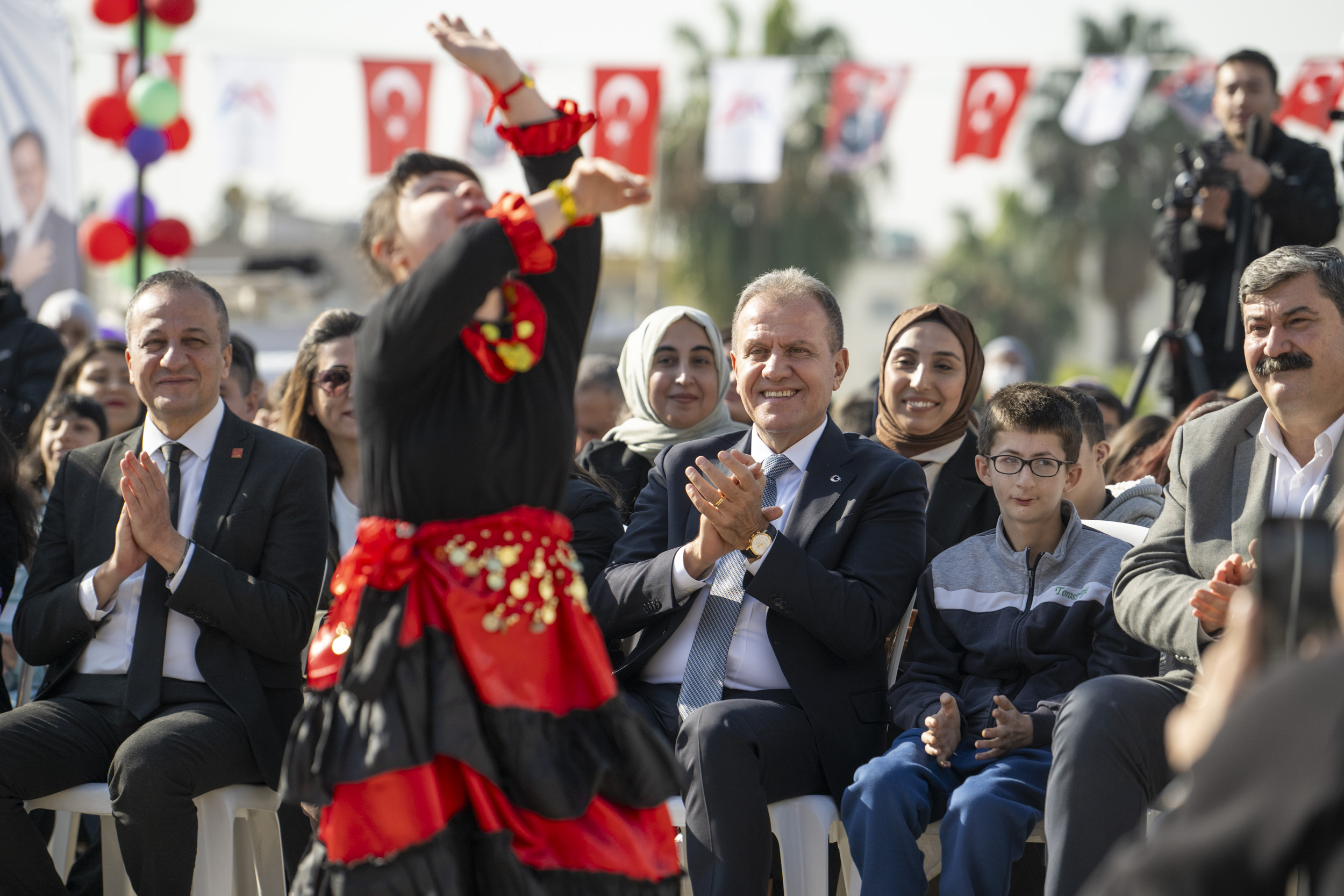BAŞKAN SEÇER, ‘3 ARALIK DÜNYA ENGELLİLER GÜNÜ’NDE ÖZEL GEREKSİNİMLİ BİREYLERLE BULUŞTU