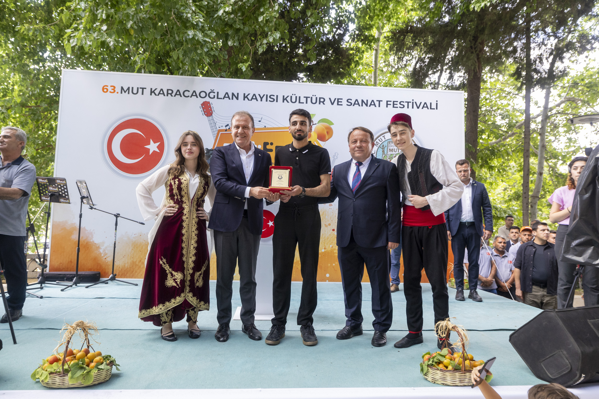 BAŞKAN SEÇER, ‘63. MUT KARACAOĞLAN KAYISI KÜLTÜR VE SANAT FESTİVALİ’NE KATILDI