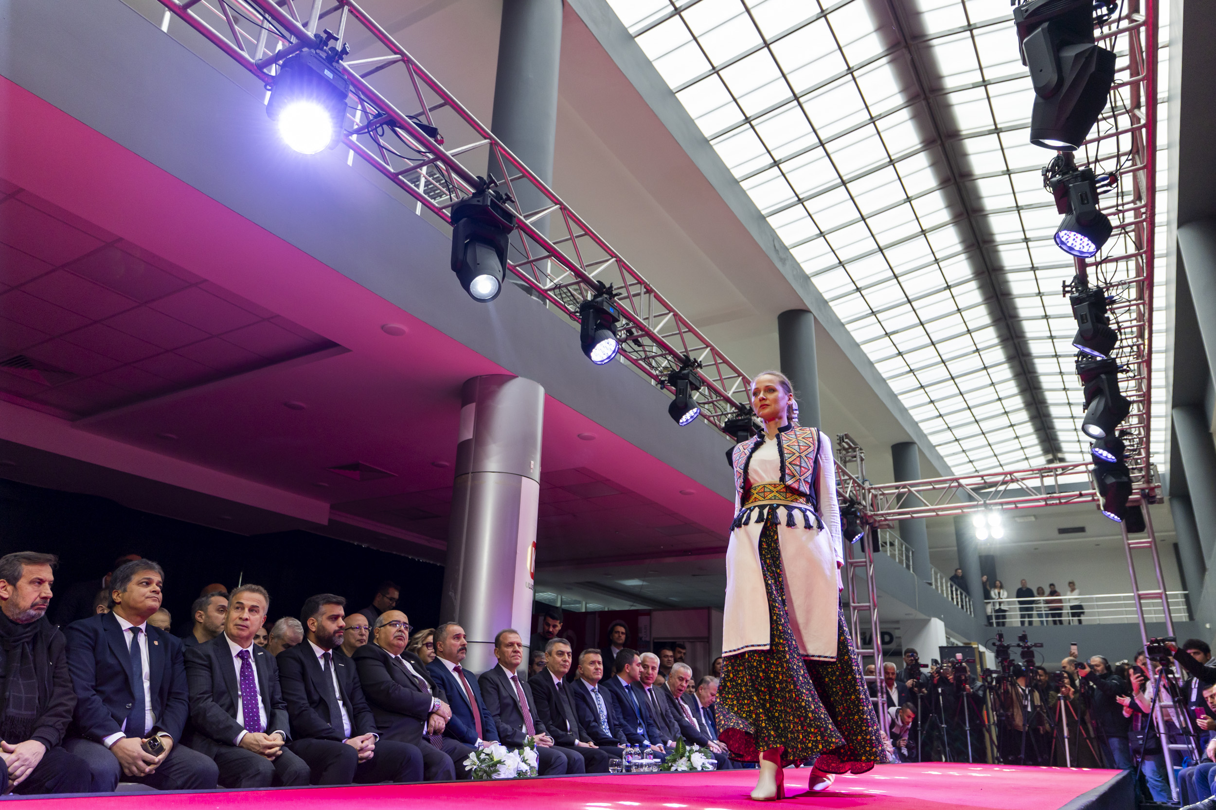 MERSİN’İ CAZİBE MERKEZİ HALİNE GETİRİLİYOR”