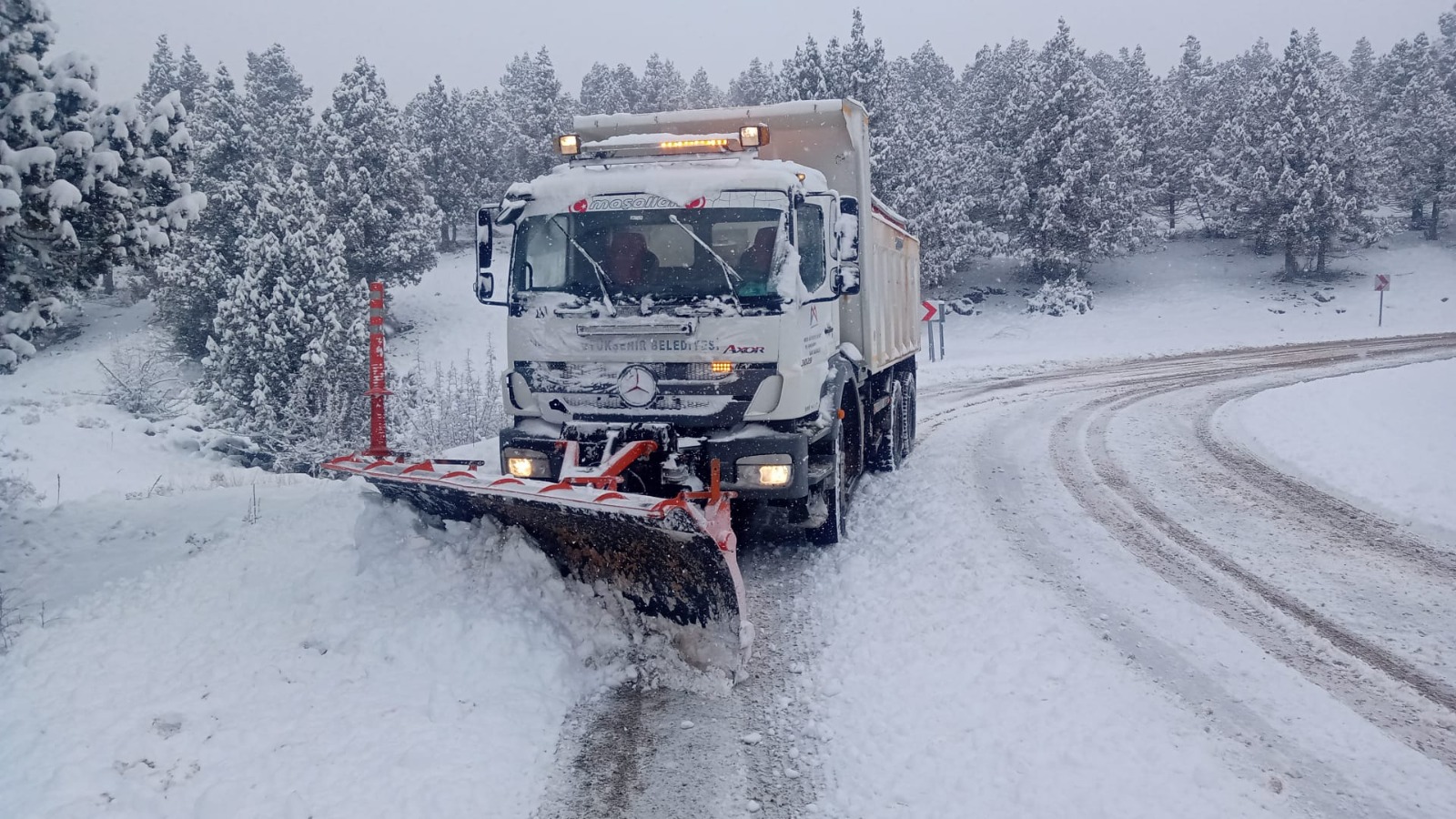 BÜYÜKŞEHİR EKİPLERİ KAR İLE MÜCADELEYE HAZIR