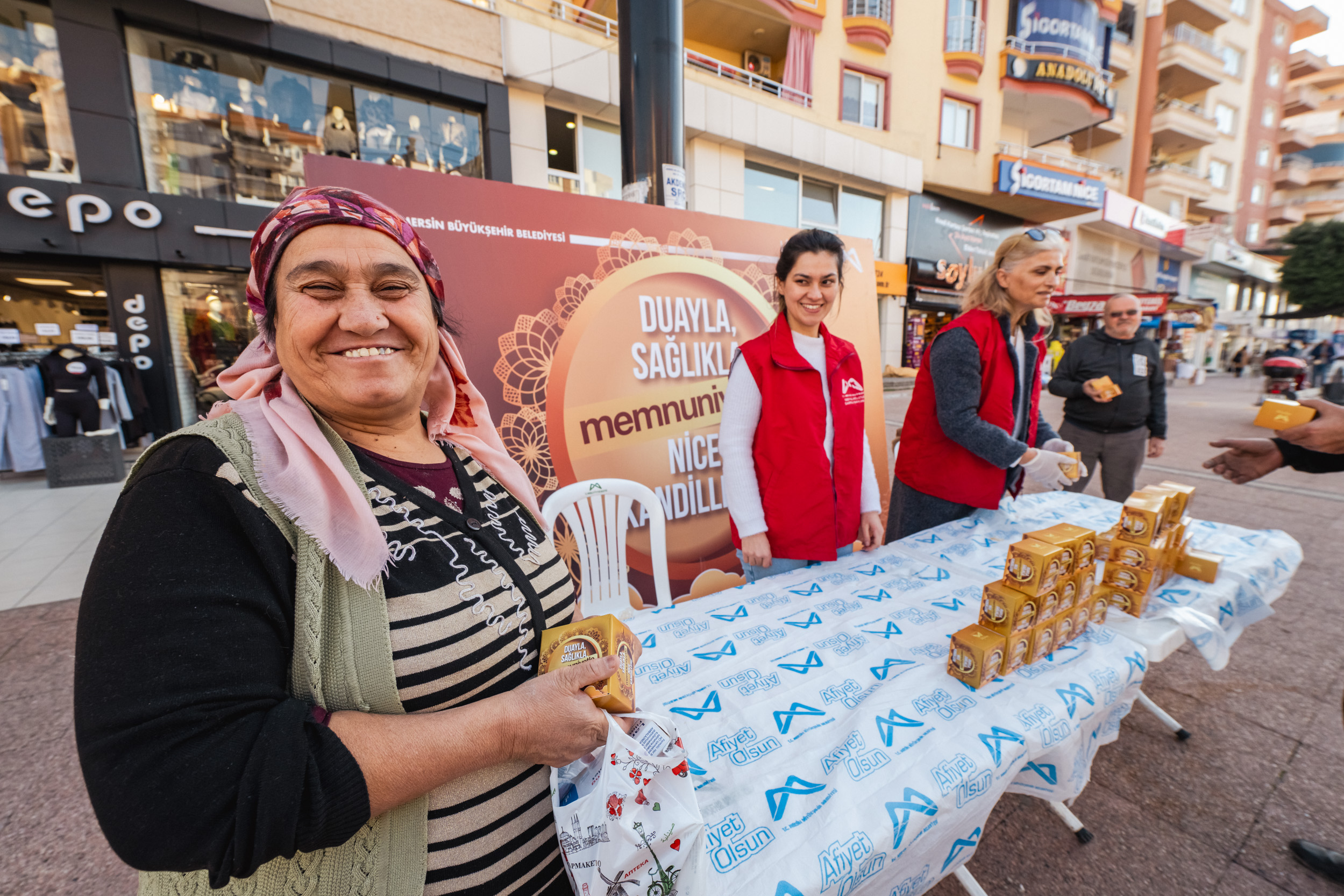 BÜYÜKŞEHİR, REGAİP KANDİLİ’NDE 15 BİN KANDİL SİMİDİNİ VATANDAŞLA BULUŞTURDU