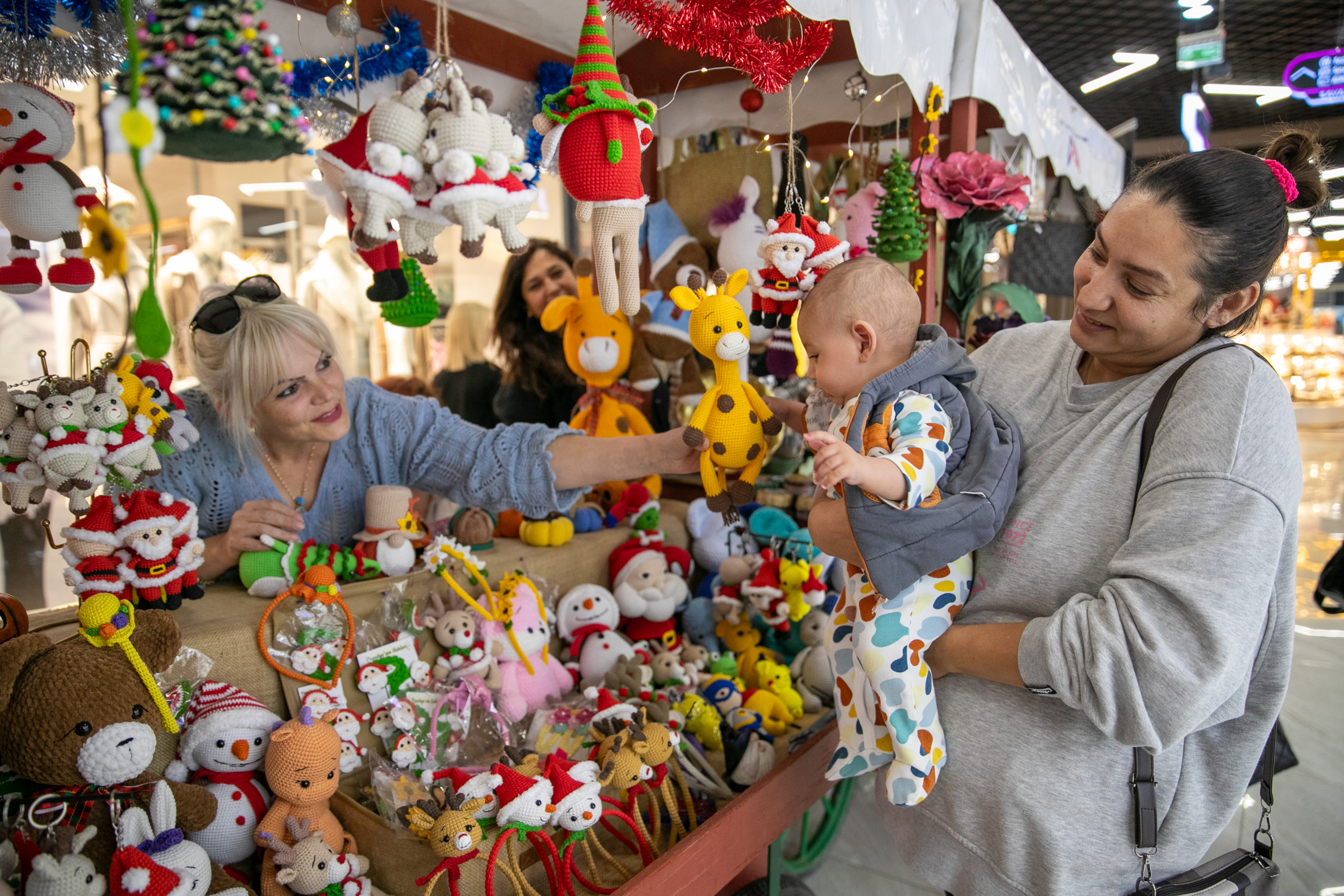 BÜYÜKŞEHİR ÜRETİCİ KADIN STANTLARI BU KEZ YENİ YIL TEMASIYLA KURULDU   