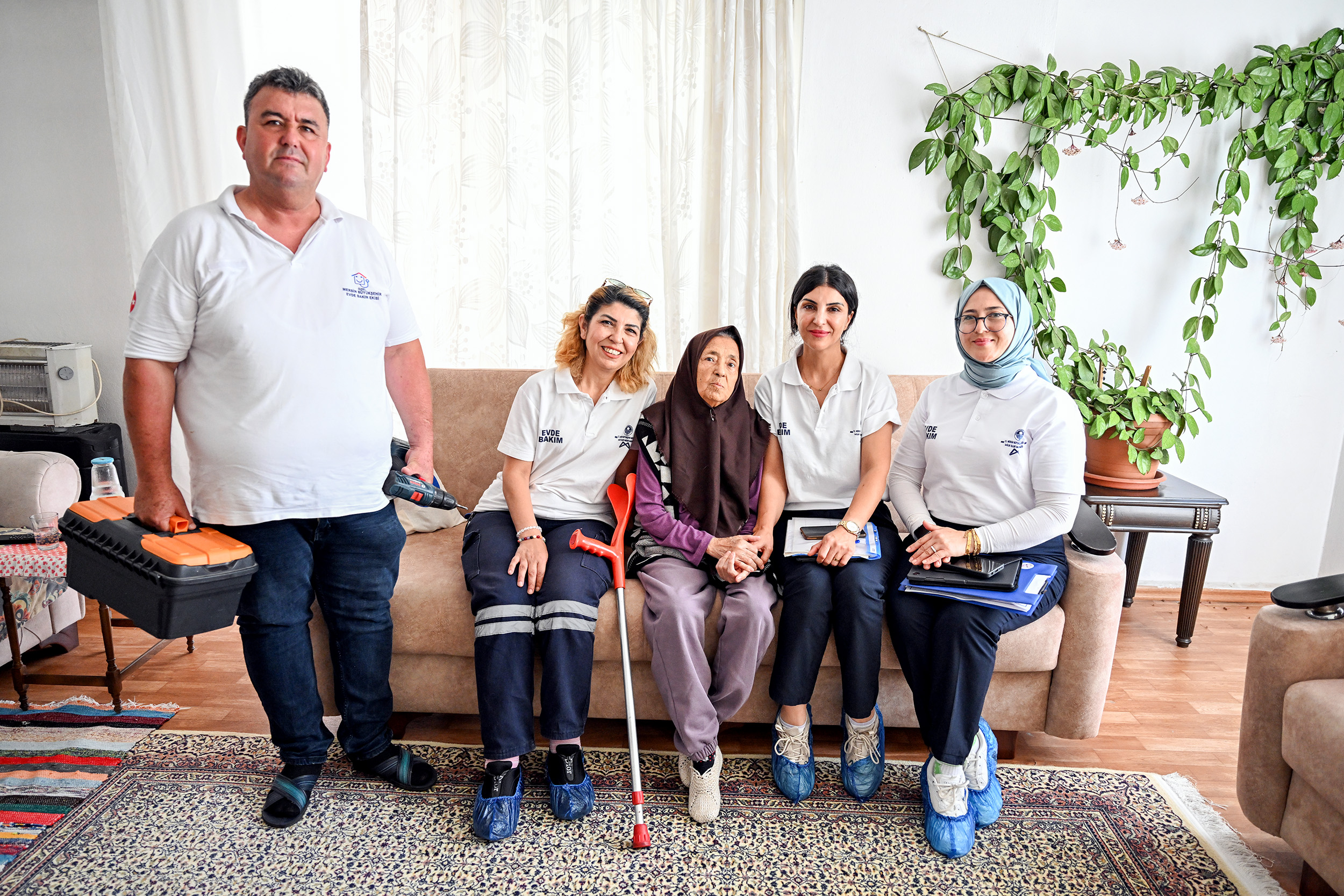 BÜYÜKŞEHİR, YAŞLI VATANDAŞLARA ‘EVLAT SEVGİSİYLE’ DESTEK OLUYOR