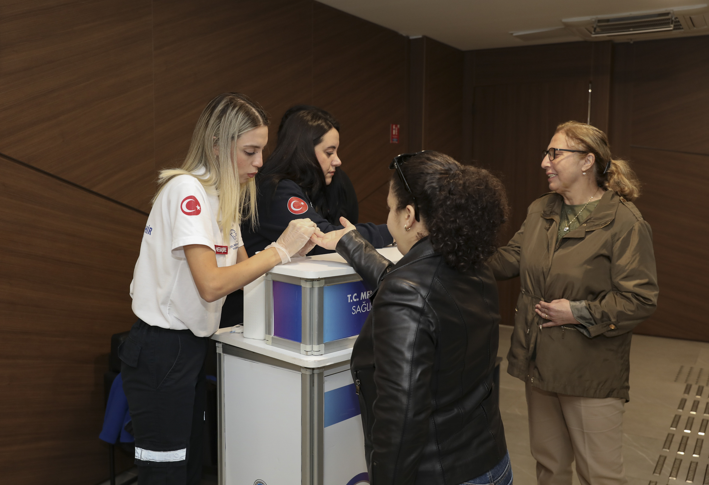 BÜYÜKŞEHİR ‘DÜNYA DİYABET GÜNÜ’ KAPSAMINDA BELEDİYE PERSONELİ’NİN ŞEKER ÖLÇÜMÜNÜ YAPTI