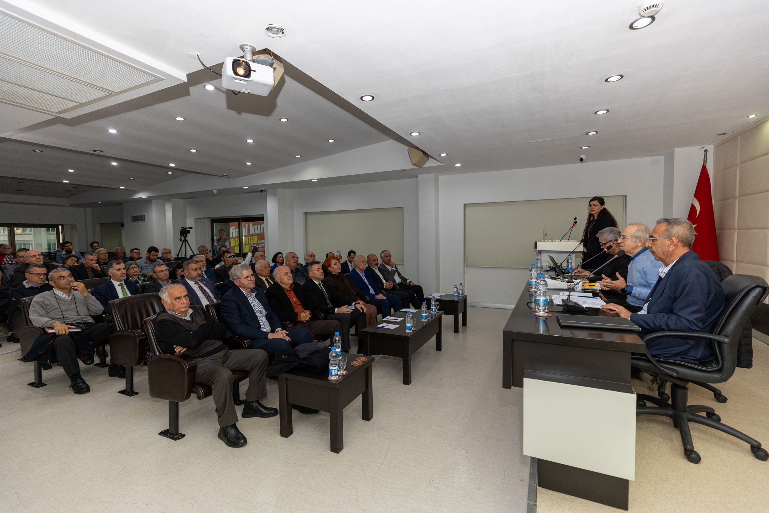 BÜYÜKŞEHİR, ‘MERSİN EKONOMİSİNİN DÜNÜ, BUGÜNÜ, GELECEĞİ’ KONULU PANEL DÜZENLEDİ