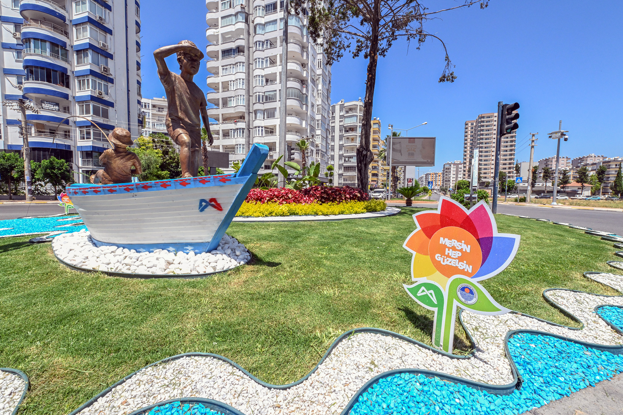 BÜYÜKŞEHİR’İN PARK VE BAHÇELER EKİPLERİ KENTİ YAZA HAZIRLADI