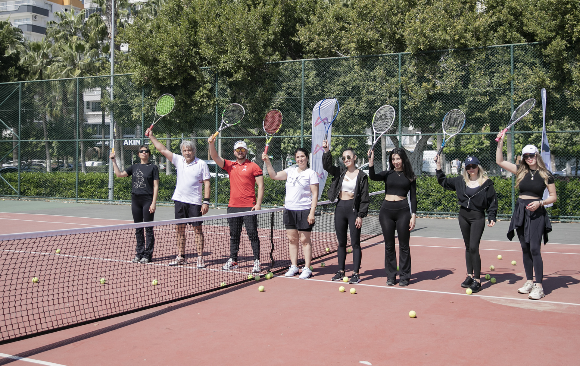 BÜYÜKŞEHİR’İN TENİS KURSU İLE VATANDAŞLAR, HEM FİZİKSEL HEM MENTAL SAĞLIKLARINI KORUYOR