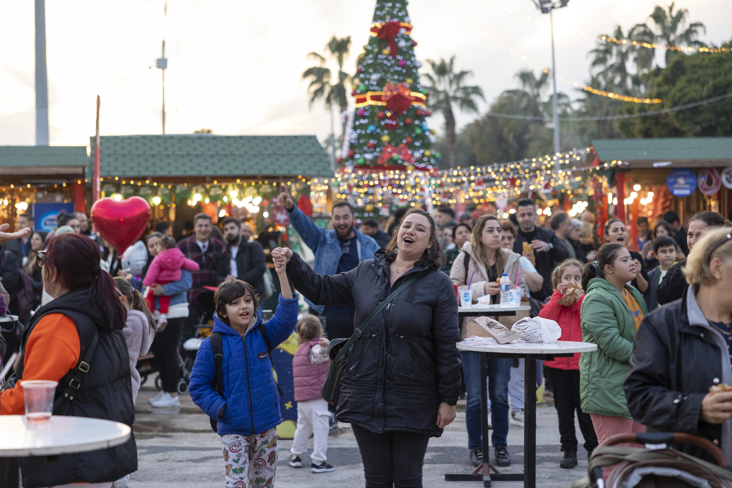 BÜYÜKŞEHİR’İN YILBAŞI PAZARI İLE MERSİN’İ YENİ YIL RUHU SARDI