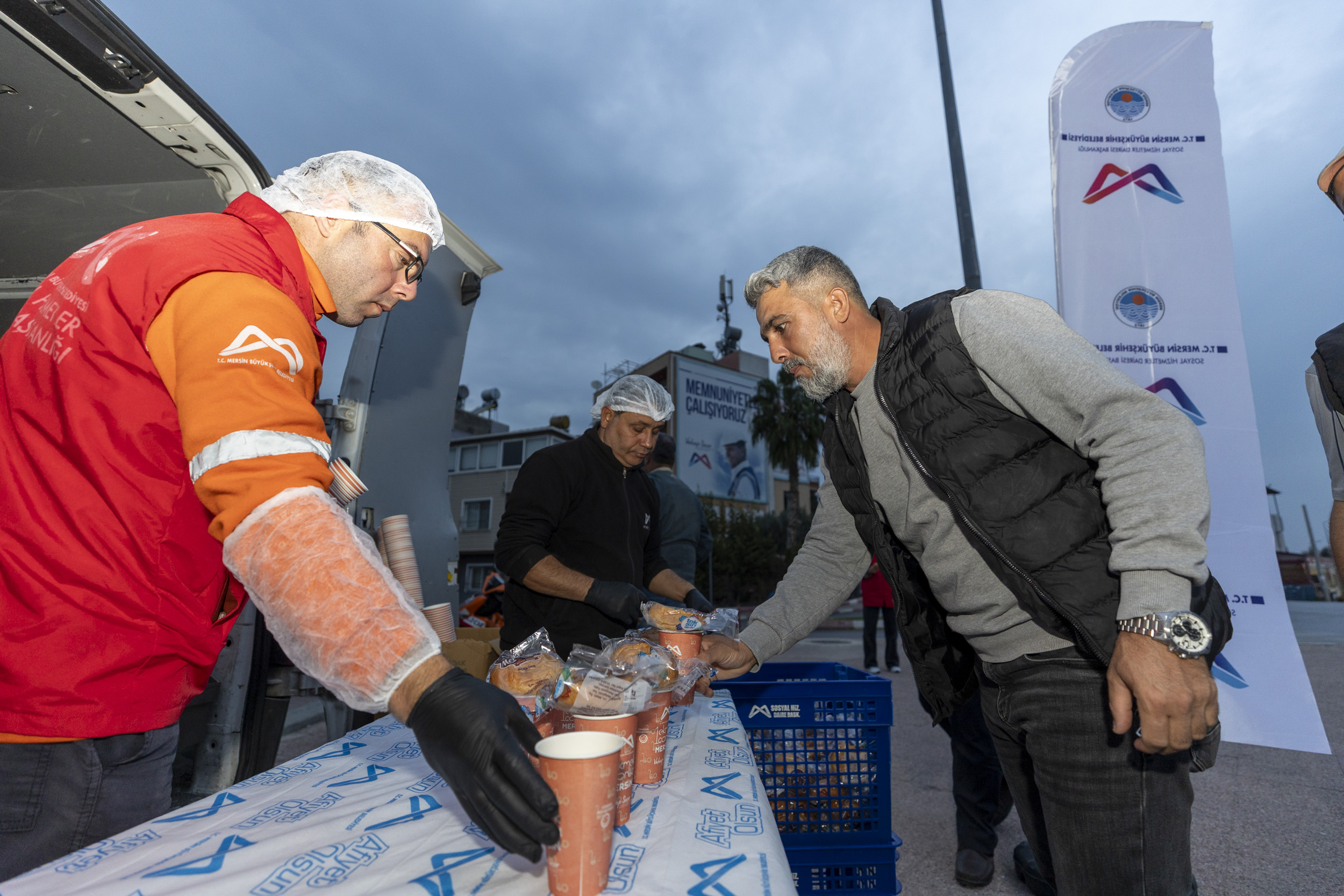 BÜYÜKŞEHİR’İN ‘1 EKMEK 1 ÇORBA’ PROJESİ VATANDAŞLARIN İÇİNİ ISITMAYA BAŞLADI