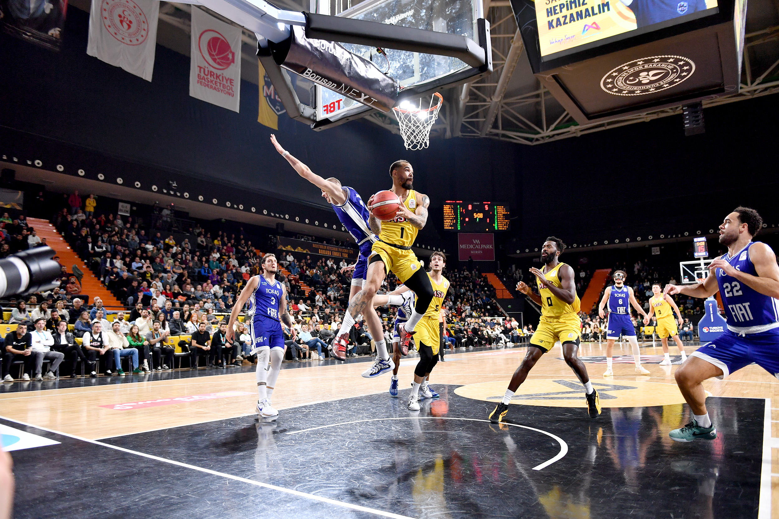 CARETTALARDAN MERSİNLİLERE YENİ YIL ARMAĞANI