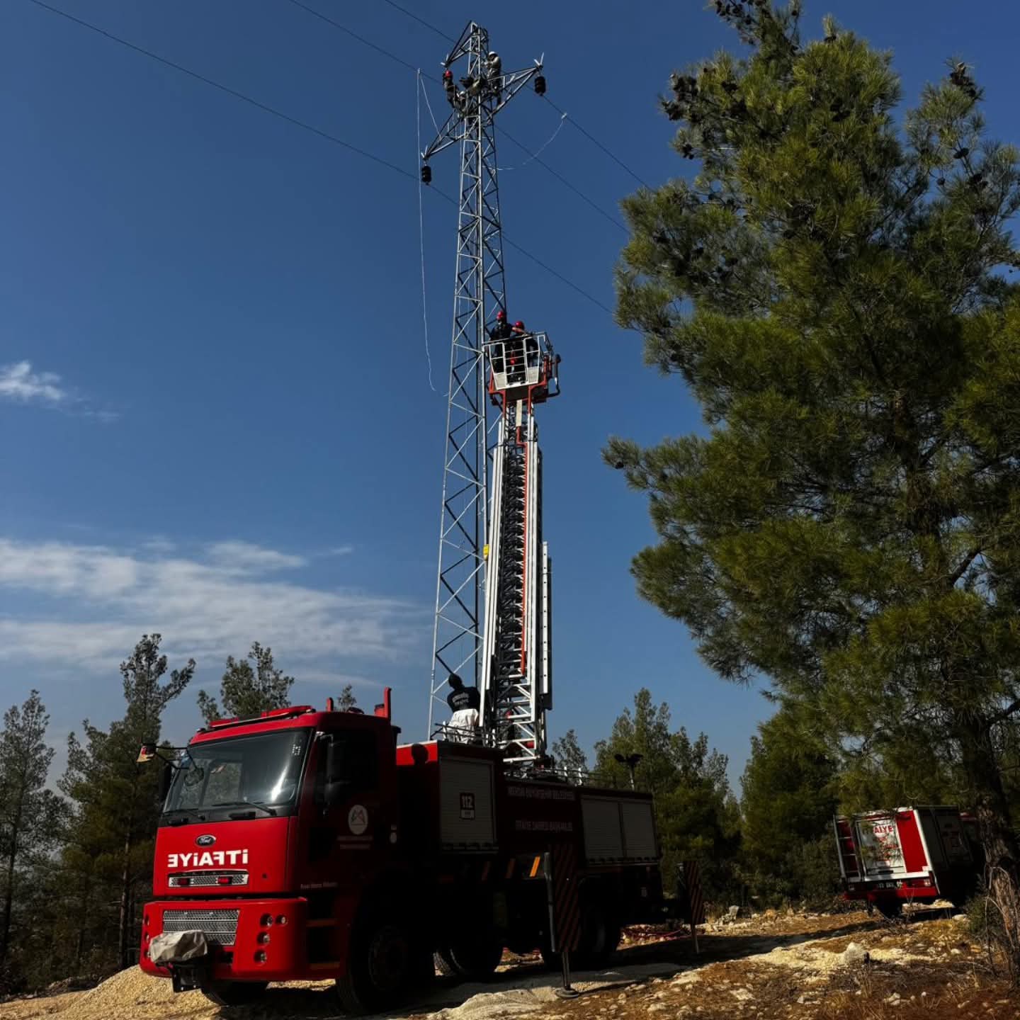 YÜKSEK GERİLİM DİREĞİNDE MAHSUR KALAN İŞÇİYİ MERSİN BÜYÜKŞEHİR İTFAİYESİ EKİPLERİ KURTARDI