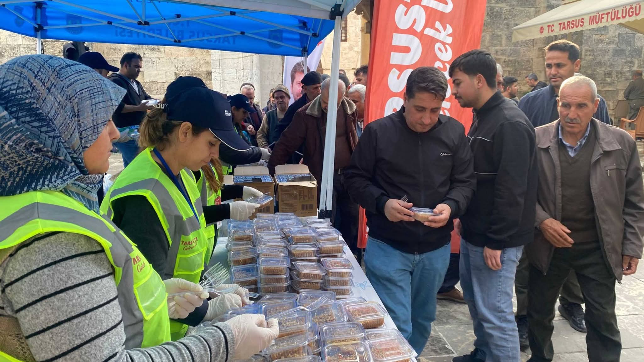 ULU CAMİ ÖNÜNDE ŞEHİTLERİN ANISINA HELVA İKRAMI