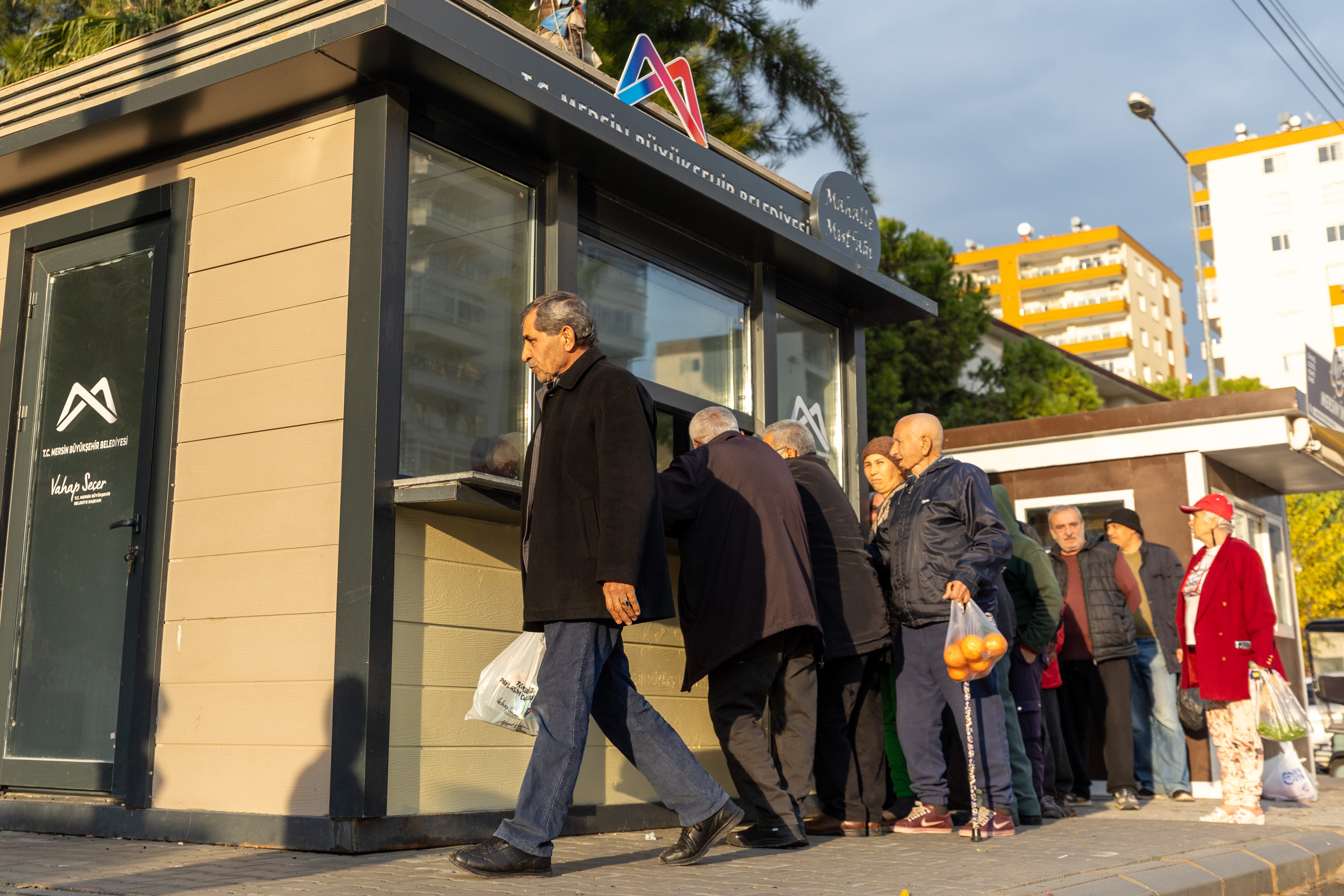GEÇİM SIKINTISINA KARŞI DAYANIŞMA SOFRASI: MAHALLE MUTFAKLARI