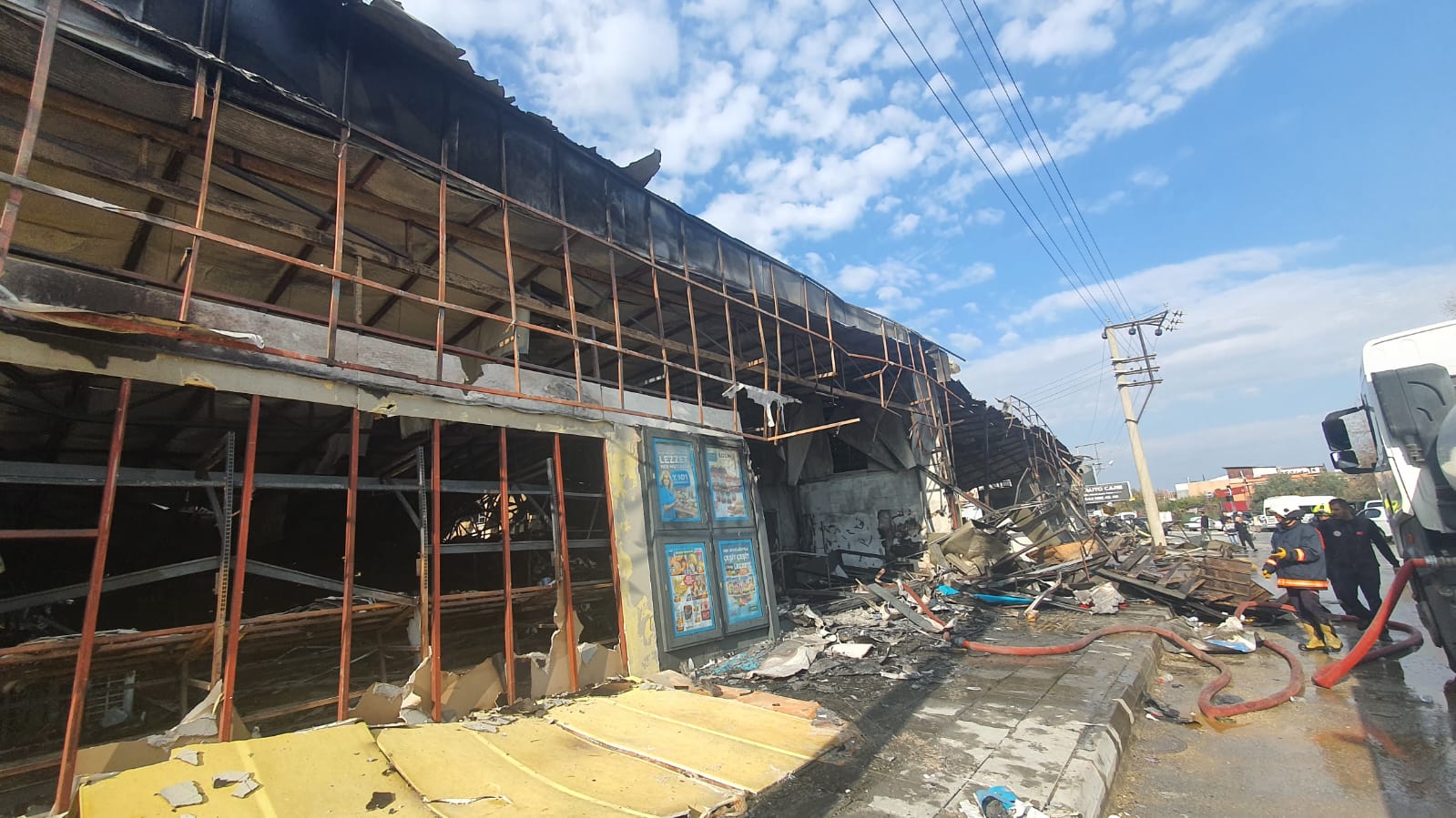 TARSUS’TA ÇIKAN YANGINDA İKİ ZİNCİR MARKET MAĞAZASI VE BİR İŞYERİ YANDI