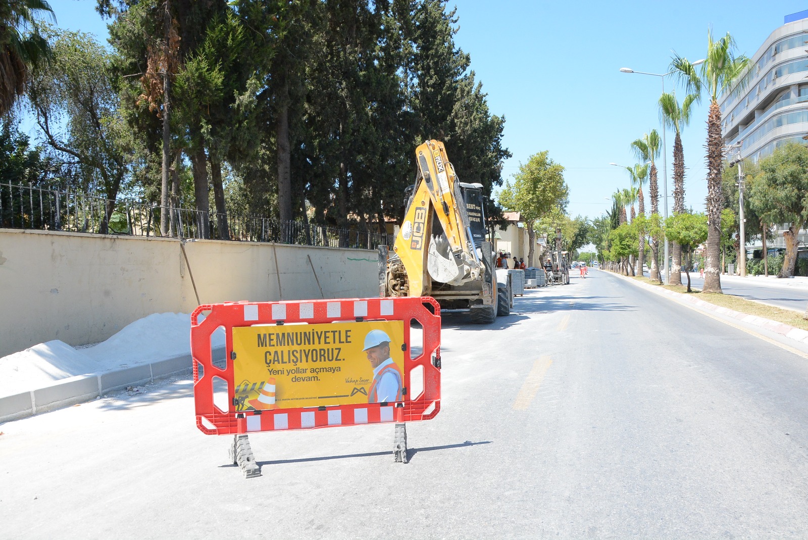 BÜYÜKŞEHİR BELEDİYESİ’NİN TARSUS’TA KALDIRIM YENİLEME ÇALIŞMALARI SÜRÜYOR
