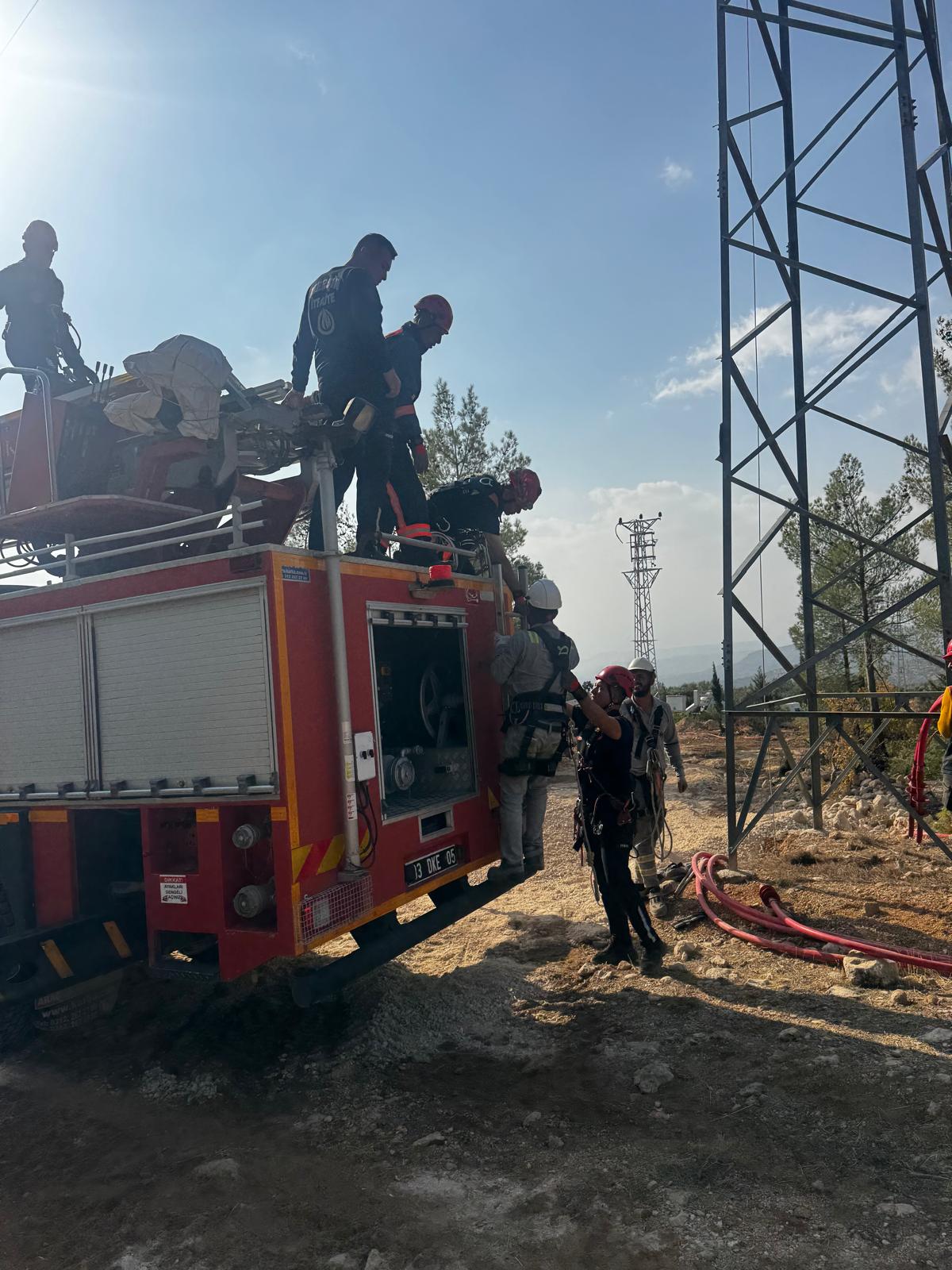 YÜKSEK GERİLİM DİREĞİNDE MAHSUR KALAN İŞÇİYİ MERSİN BÜYÜKŞEHİR İTFAİYESİ EKİPLERİ KURTARDI