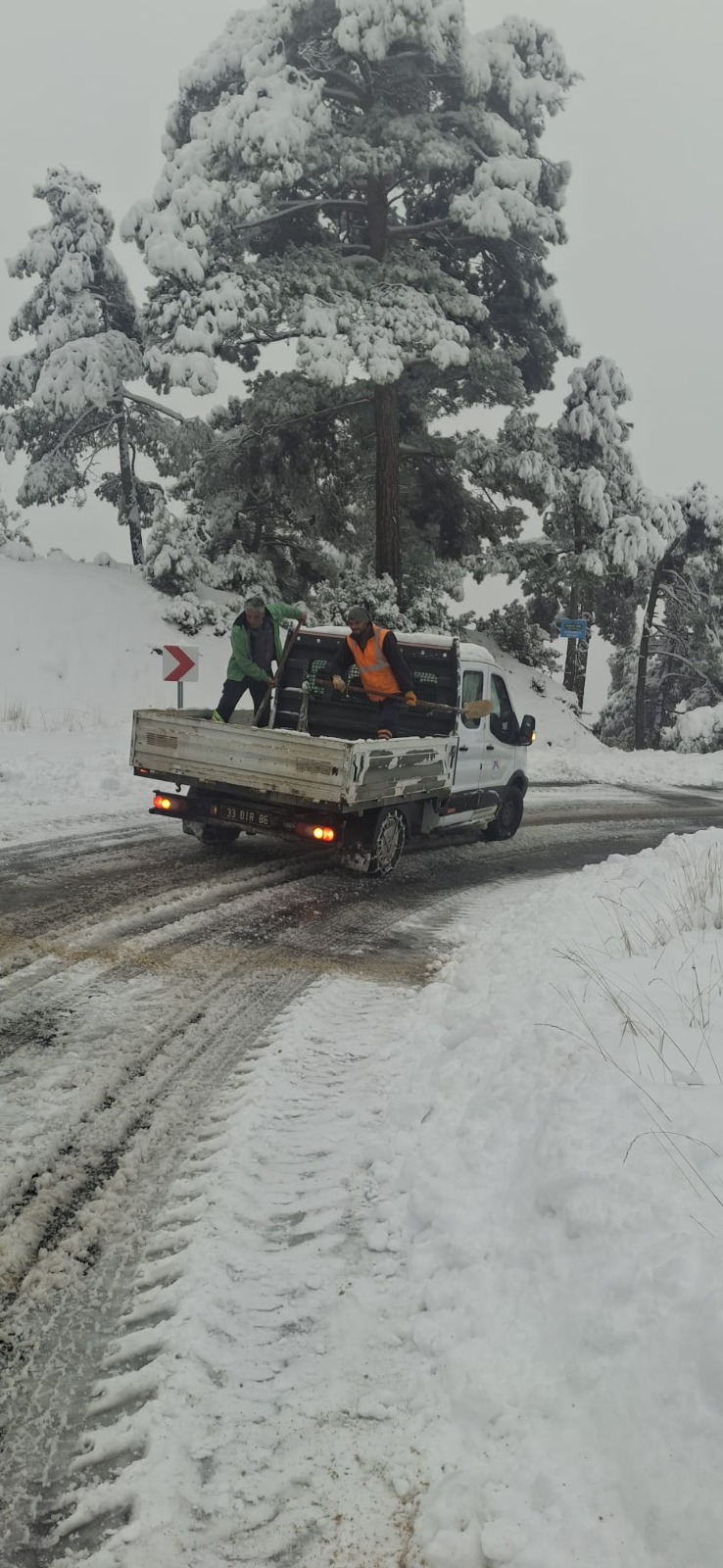 TARSUS’UN YÜKSEKLERİ VE ÇAMLIYAYLA’DA GECEDEN GÜNDÜZE KAR’LA MÜCADELE ÇALIŞMASI SÜRDÜ