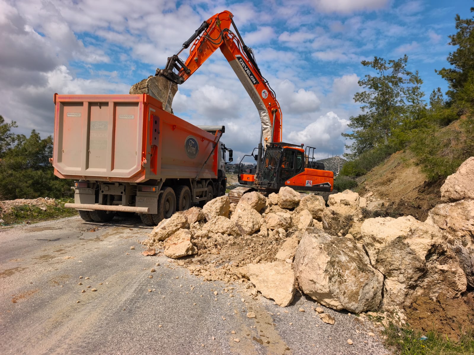 YOLA DÜŞEN KAYA KÜTLESİ PARÇALANARAK KALDIRILDI
