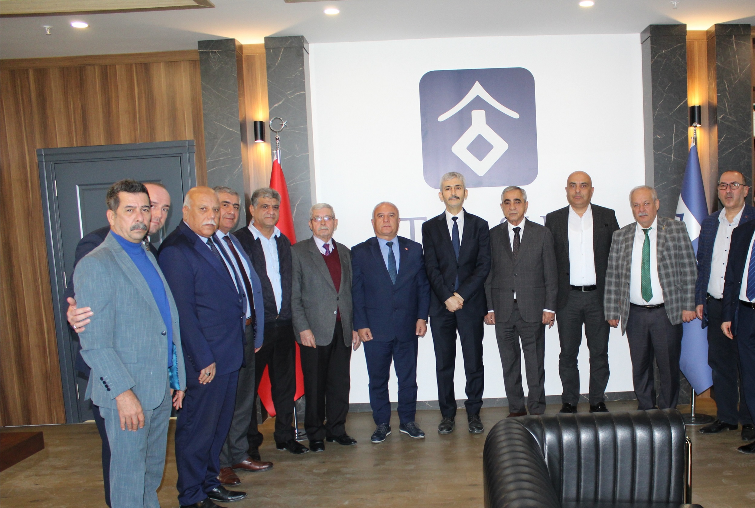 BAŞKAN SARI’DAN TARSUS ÜNİVERSİTESİ REKTÖRÜ PROF DR ALİ ÖZEN’E ZİYARET 